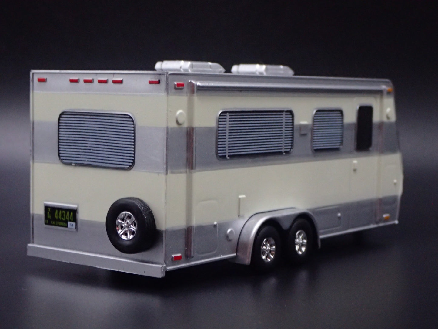 MODERN CAMPER TRAILER W/ HITCH 1:64 SCALE LIMITED COLLECTIBLE DIORAMA MODEL CAR