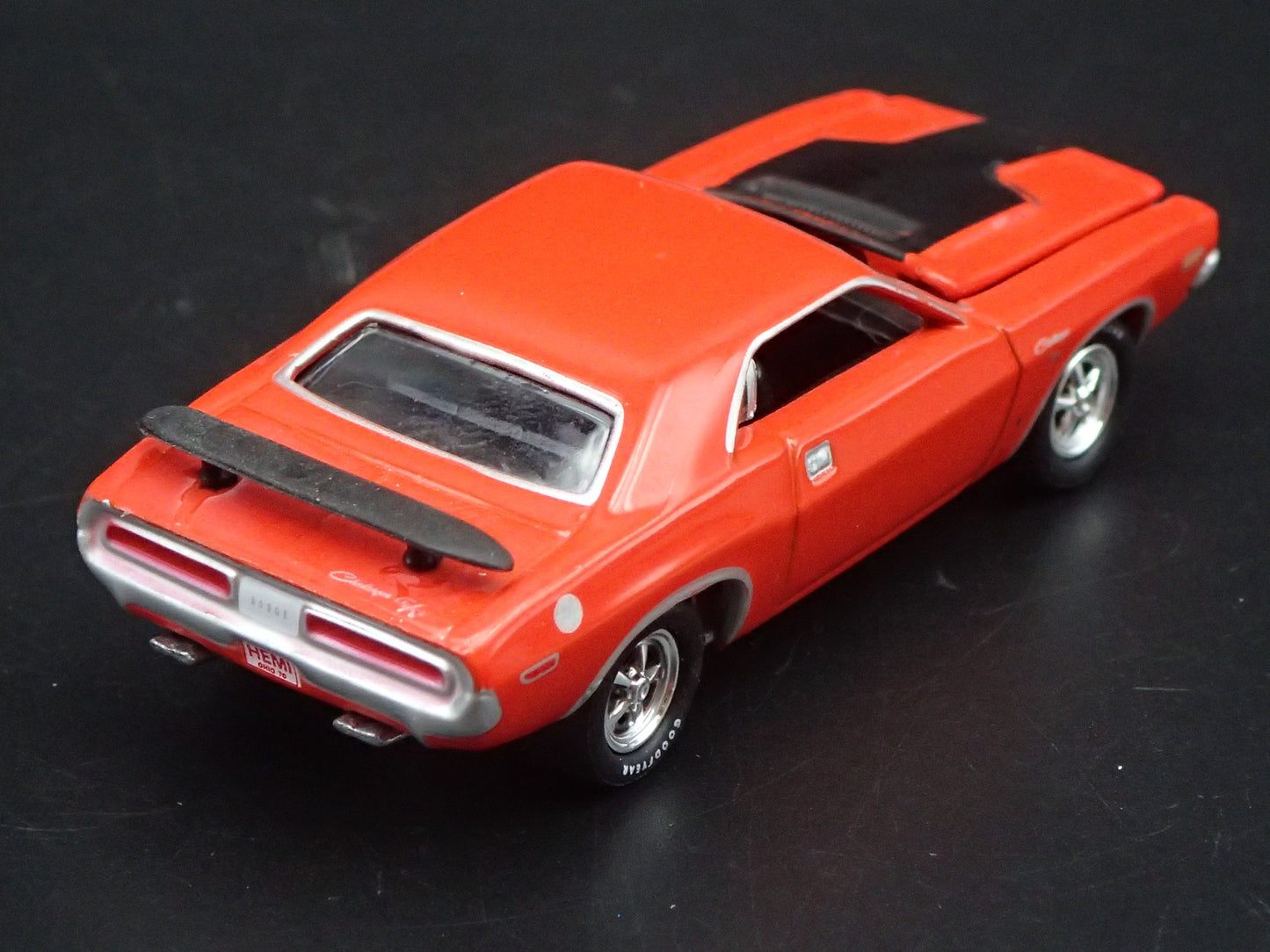 1970 70 DODGE CHALLENGER RT 1:64 SCALE COLLECTIBLE DIORAMA DIECAST MODEL CAR