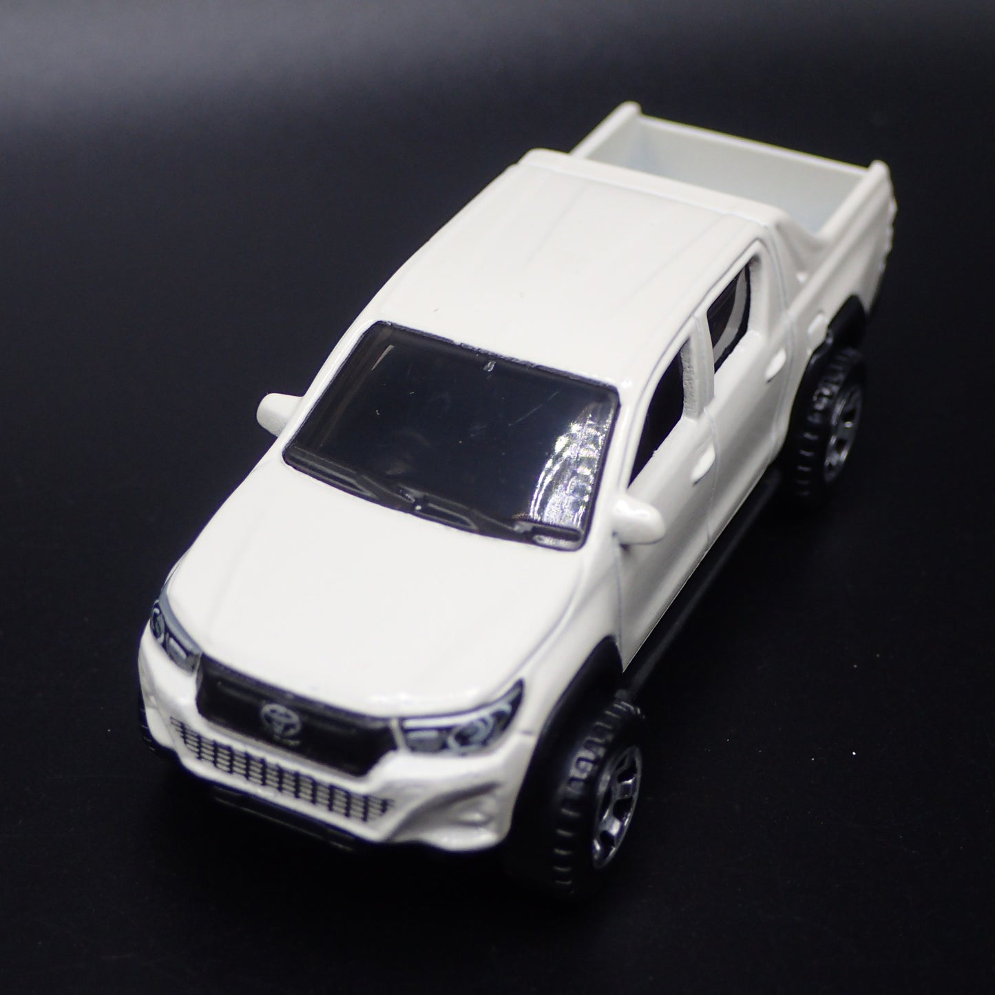 2015-2025 TOYOTA HILUX PICKUP TRUCK WHITE 1/64 SCALE DIORAMA DIECAST MODEL CAR