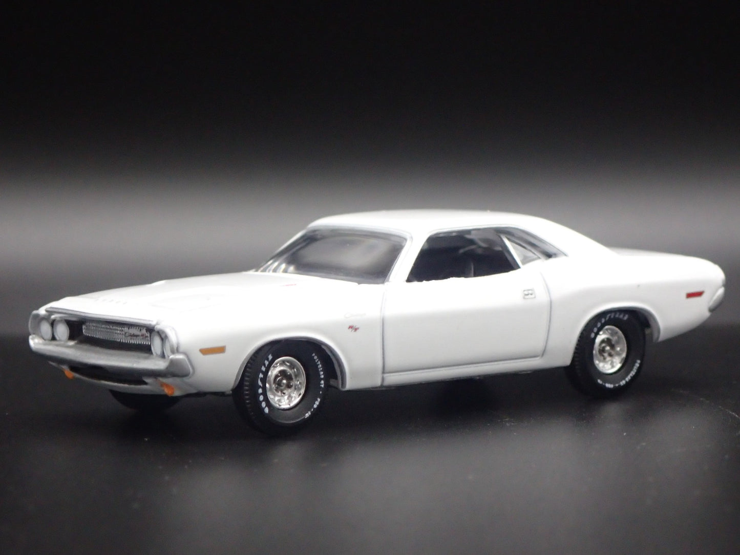 1970 70 DODGE CHALLENGER RT 1:64 SCALE COLLECTIBLE DIORAMA DIECAST MODEL CAR