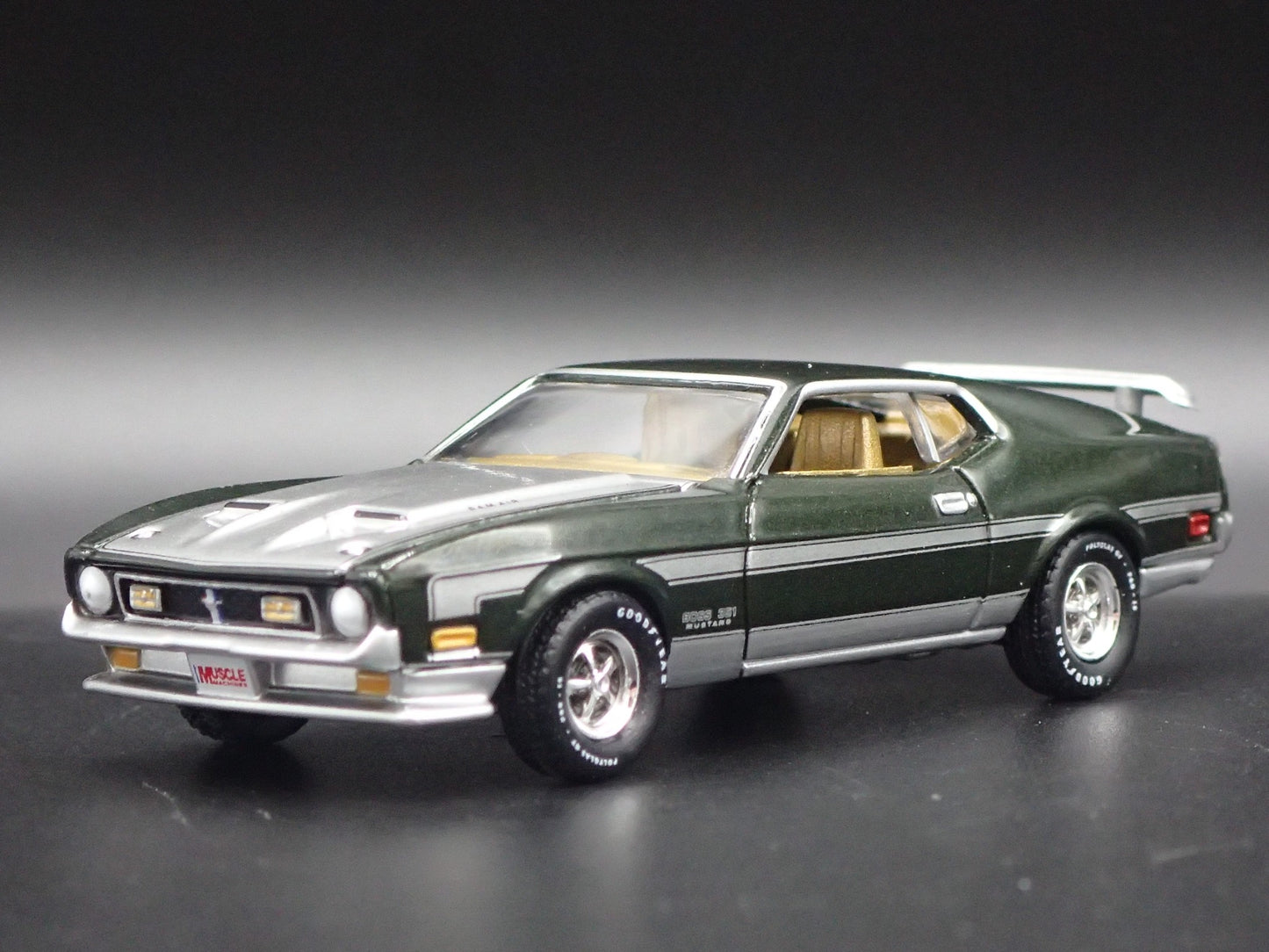 1971 71 FORD MUSTANG BOSS 351 FASTBACK GRN 1:64 SCALE DIORAMA DIECAST MODEL CAR