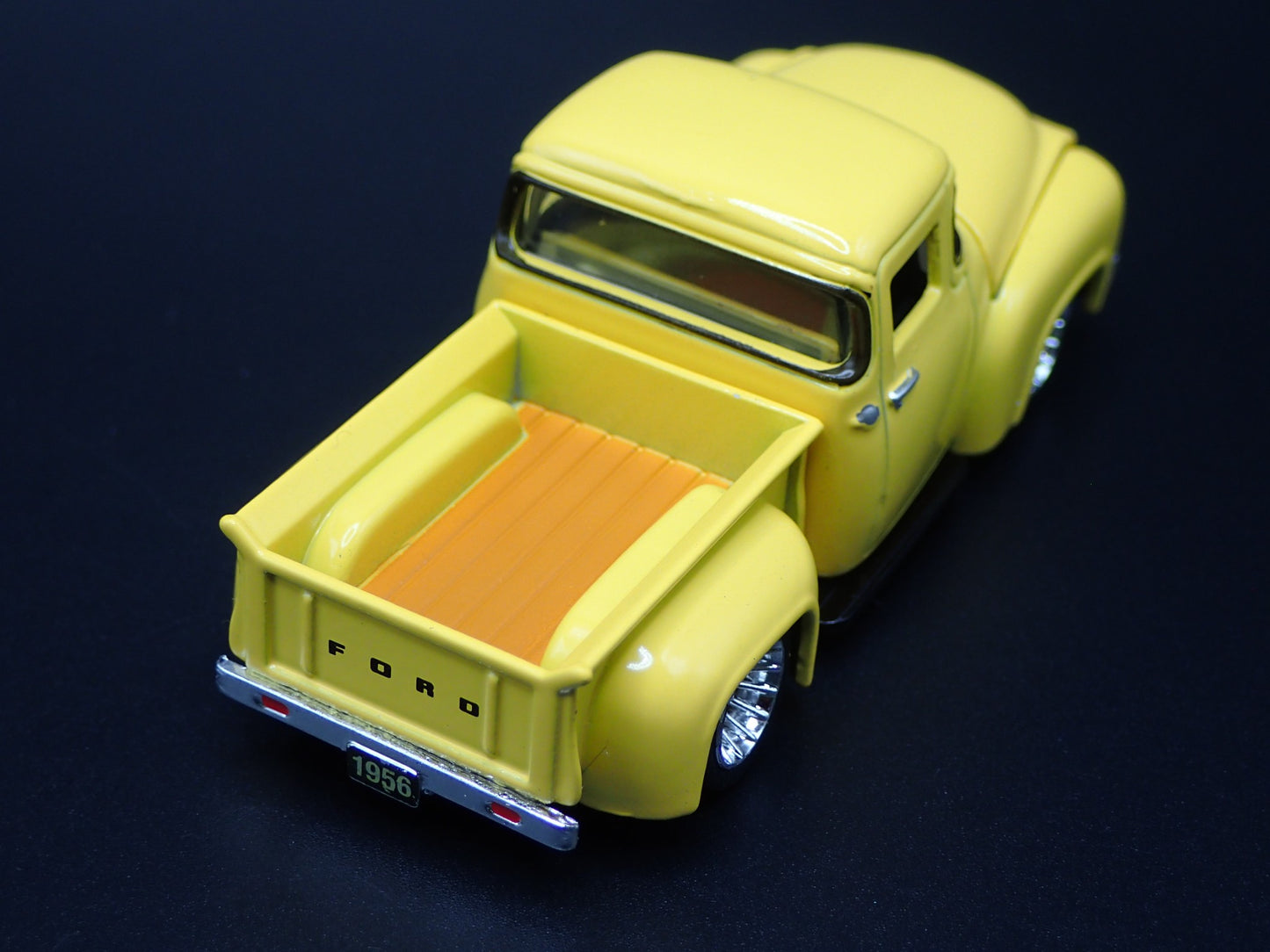 1956 56 FORD F100 PICKUP TRUCK YELLOW 1:64 SCALE DIORAMA DIECAST MODEL CAR
