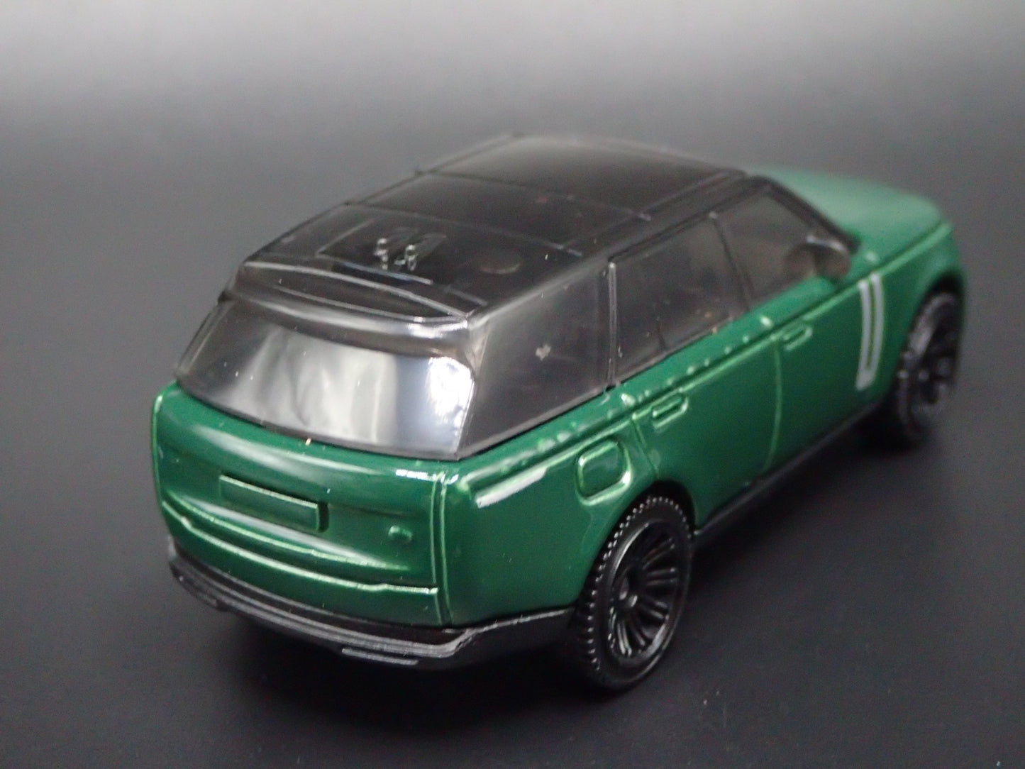 2022-2025 RANGE ROVER PHEV GRN 1/64 SCALE COLLECTIBLE DIORAMA DIECAST MODEL CAR