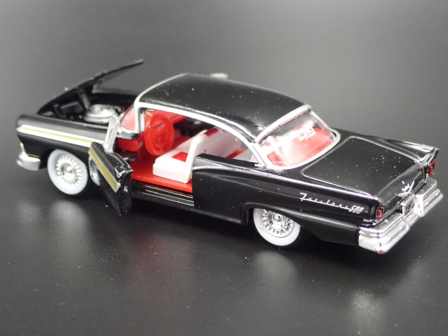1957 57 FORD FAIRLANE 500 BLACK 1:64 SCALE COLLECTIBLE DIORAMA DIECAST MODEL CAR