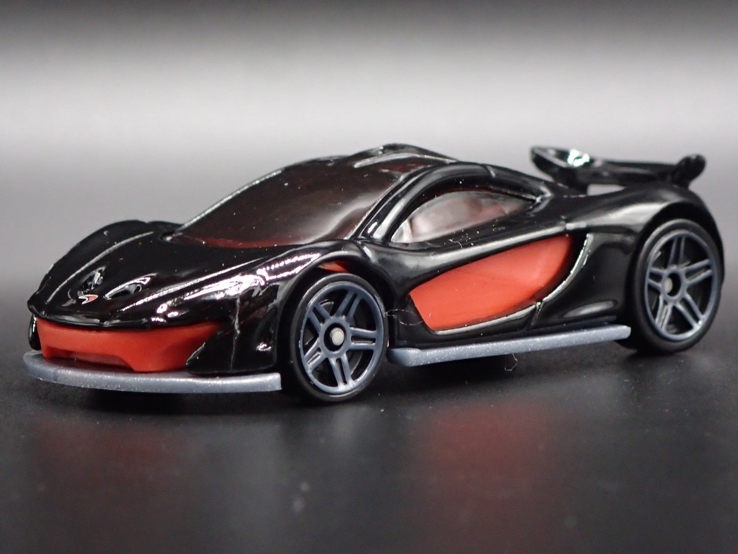 2013-2015 MCLAREN P1 SUPER CAR BLACK RARE 1:64 SCALE DIORAMA DIECAST MODEL CAR