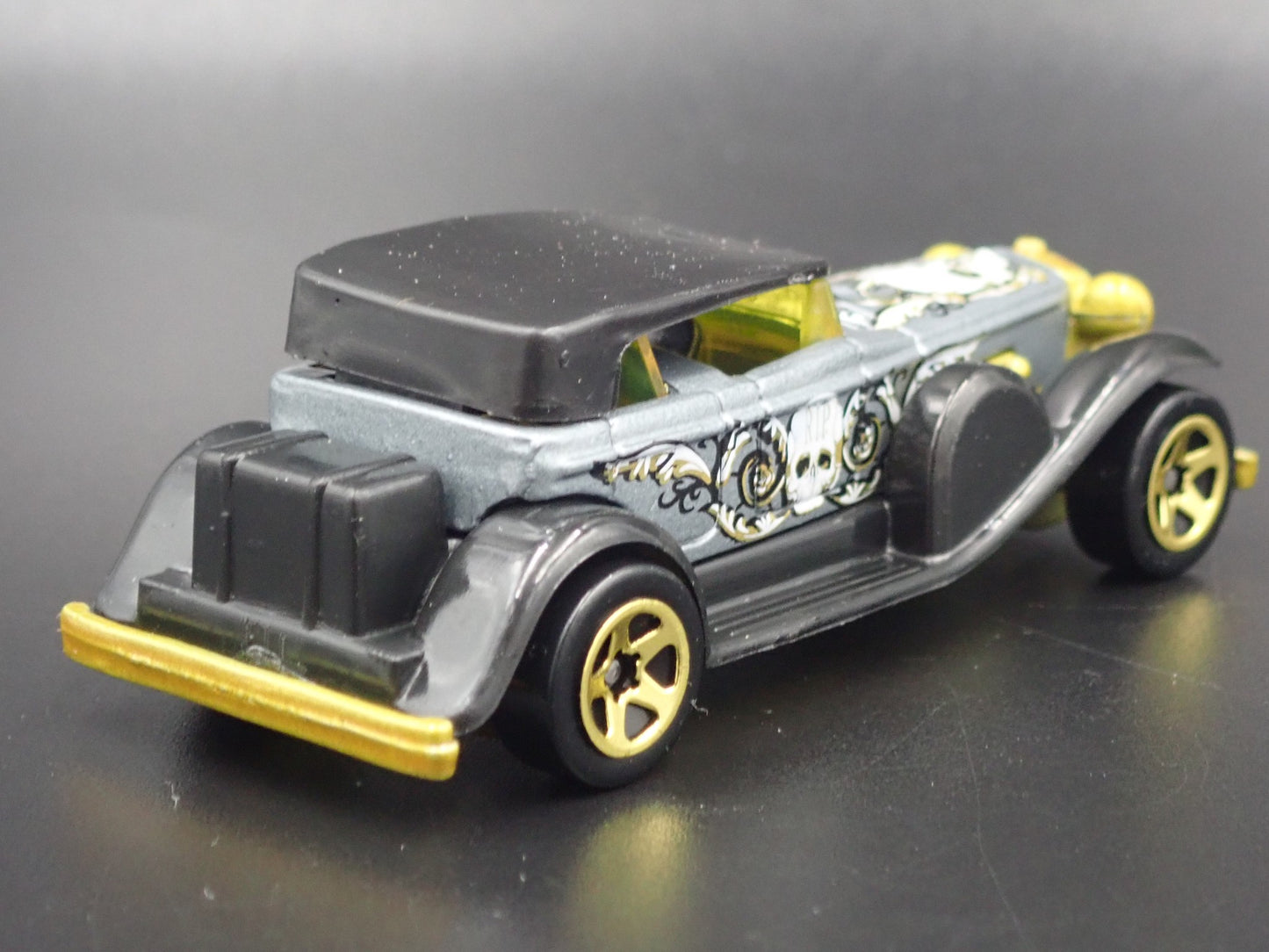 1928-1937 DUESENBERG MODEL J 1:64 SCALE COLLECTIBLE DIORAMA DIECAST MODEL CAR