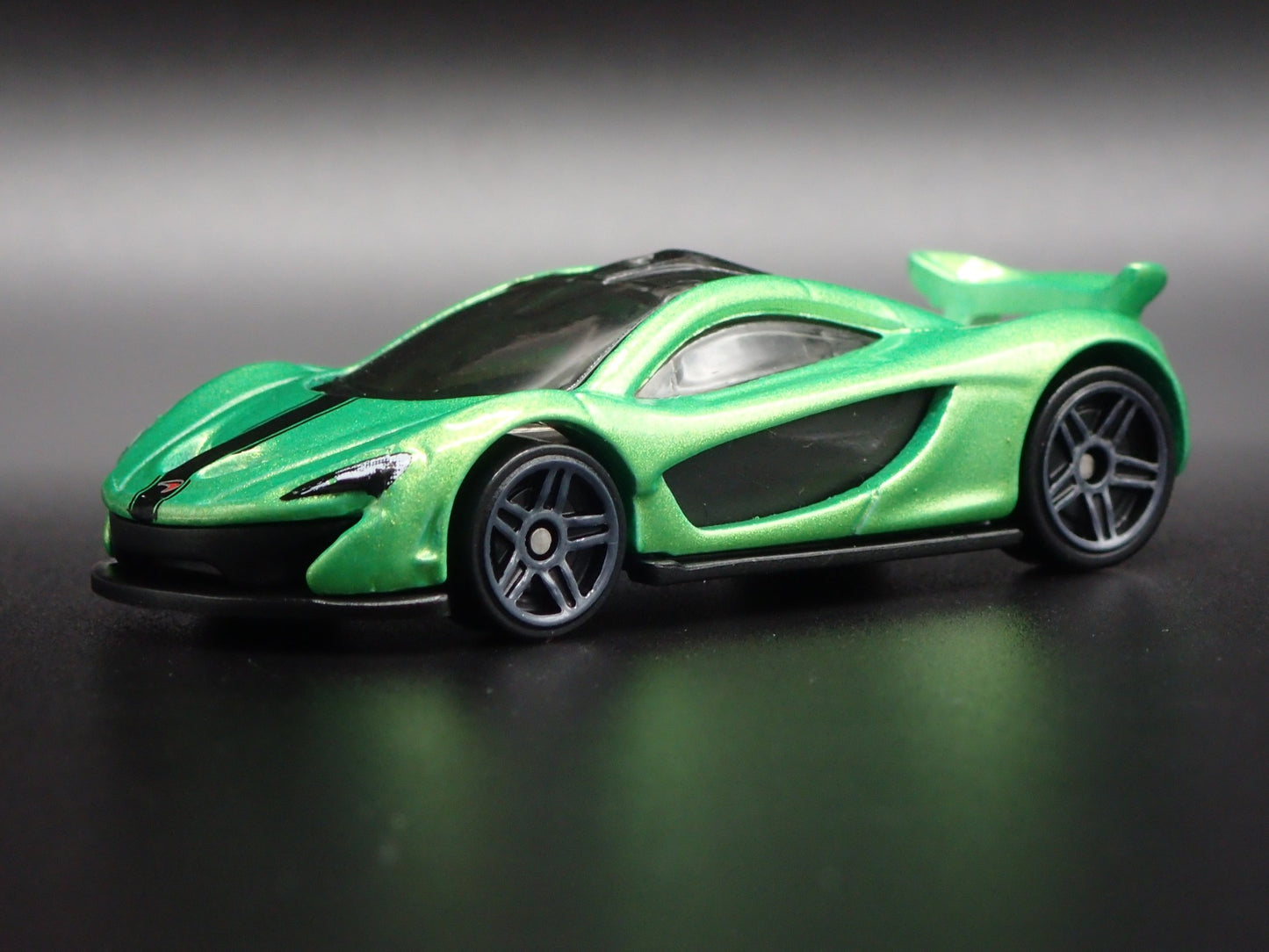 2013-2015 MCLAREN P1 SUPER CAR GREEN 1:64 SCALE DIORAMA DIECAST MODEL CAR