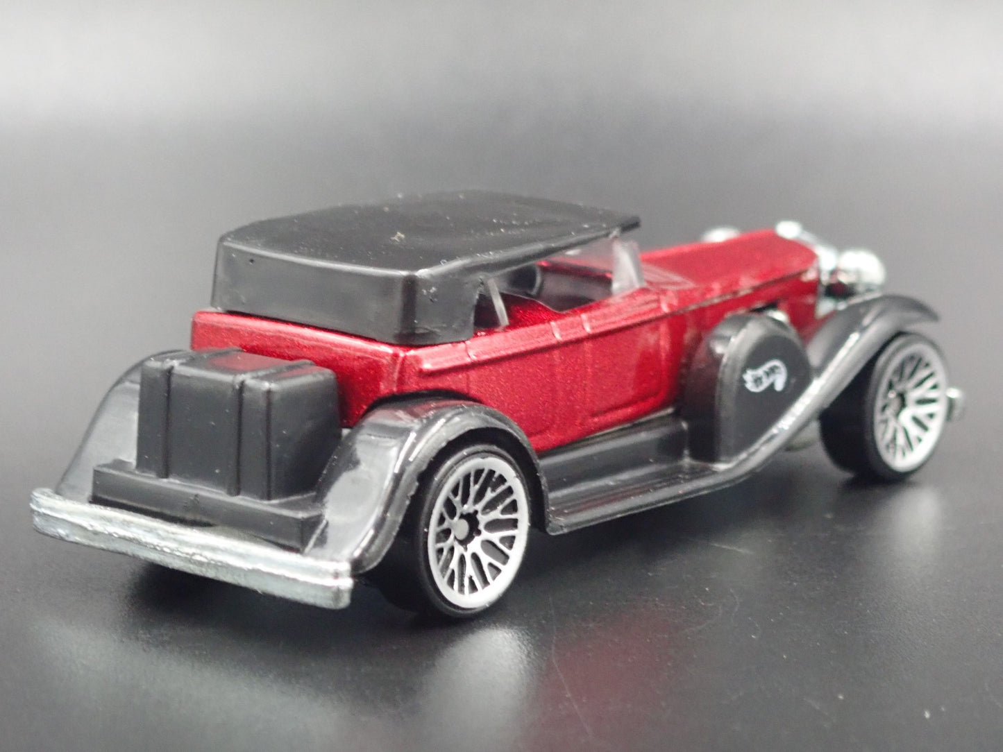 1928-1937 DUESENBERG MODEL J 1:64 SCALE COLLECTIBLE DIORAMA DIECAST MODEL CAR