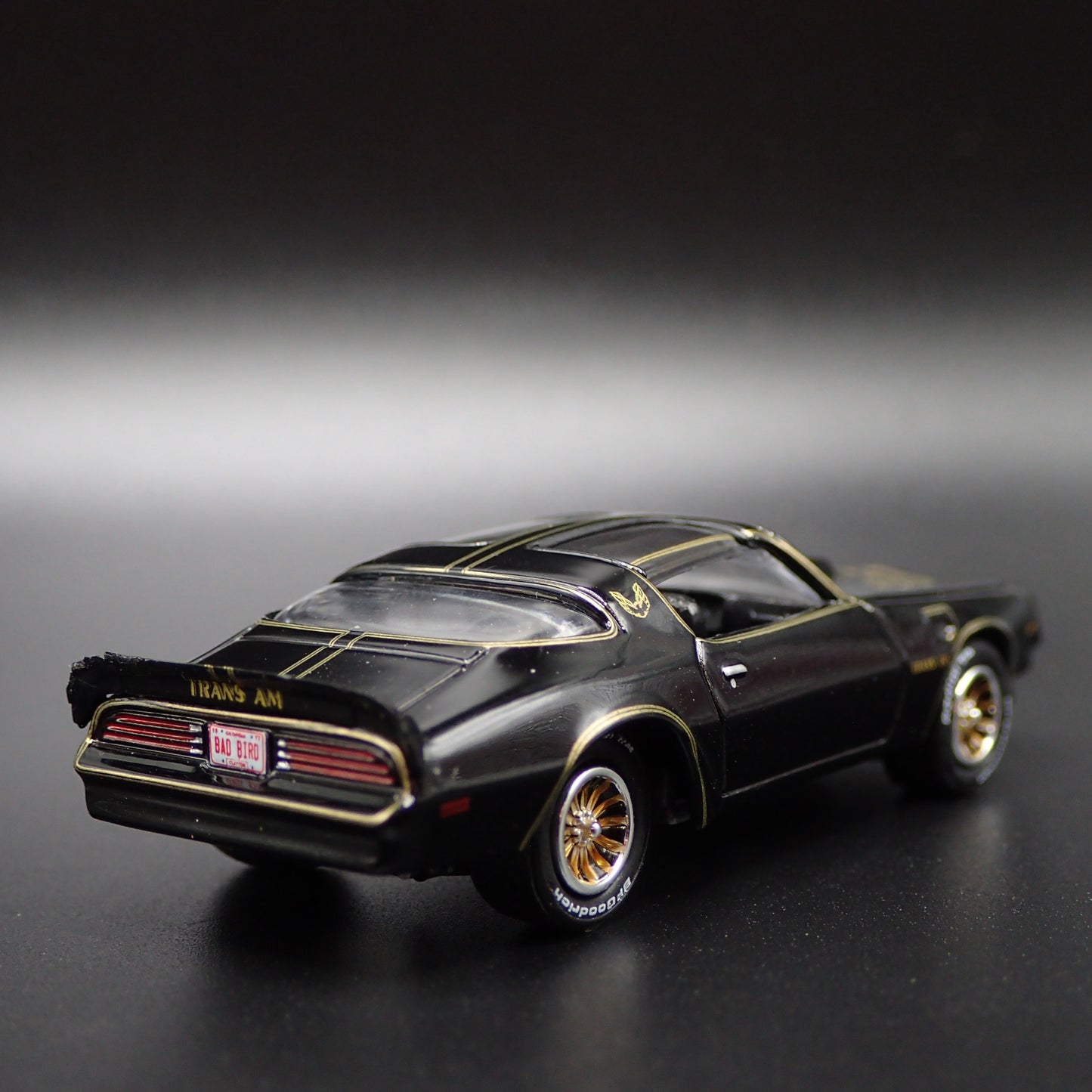 BANDIT'S 1977 77 PONTIAC FIREBIRD T/A SMOKEY AND THE BANDIT 1:64 DIECAST MODEL