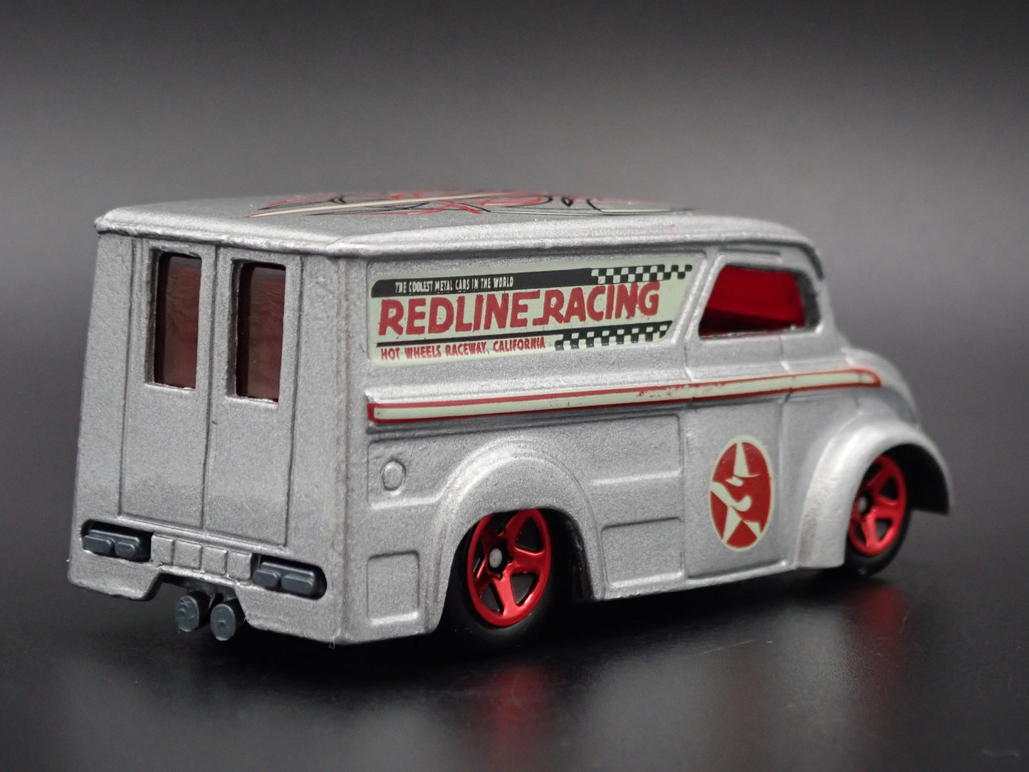 1937 - 1986 DIVCO DAIRY DELIVERY MILK TRUCK 1:64 SCALE DIORAMA DIECAST MODEL CAR