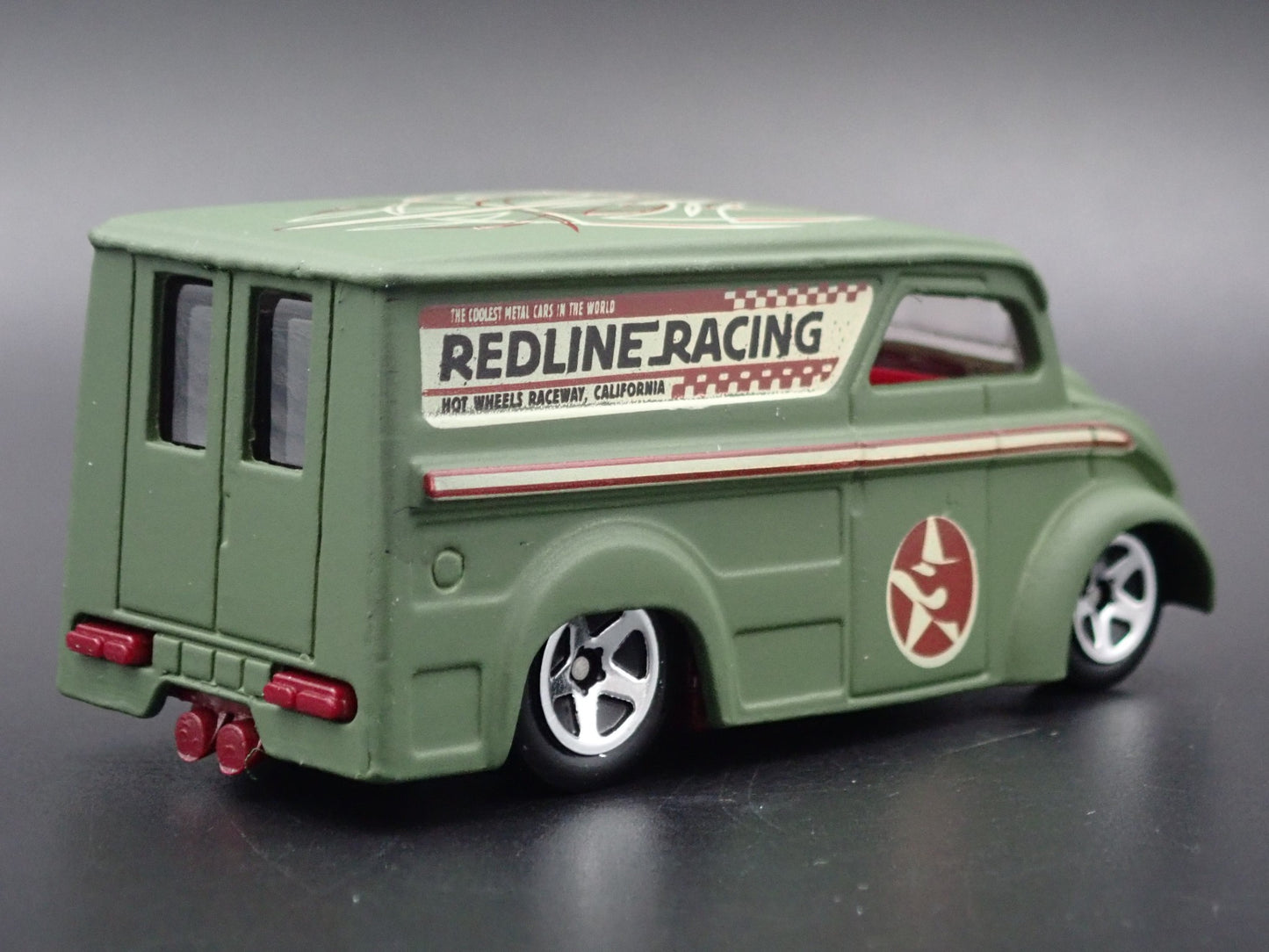 1937 - 1986 DIVCO DAIRY DELIVERY MILK TRUCK GREEN 1:64 SCALE DIECAST MODEL CAR