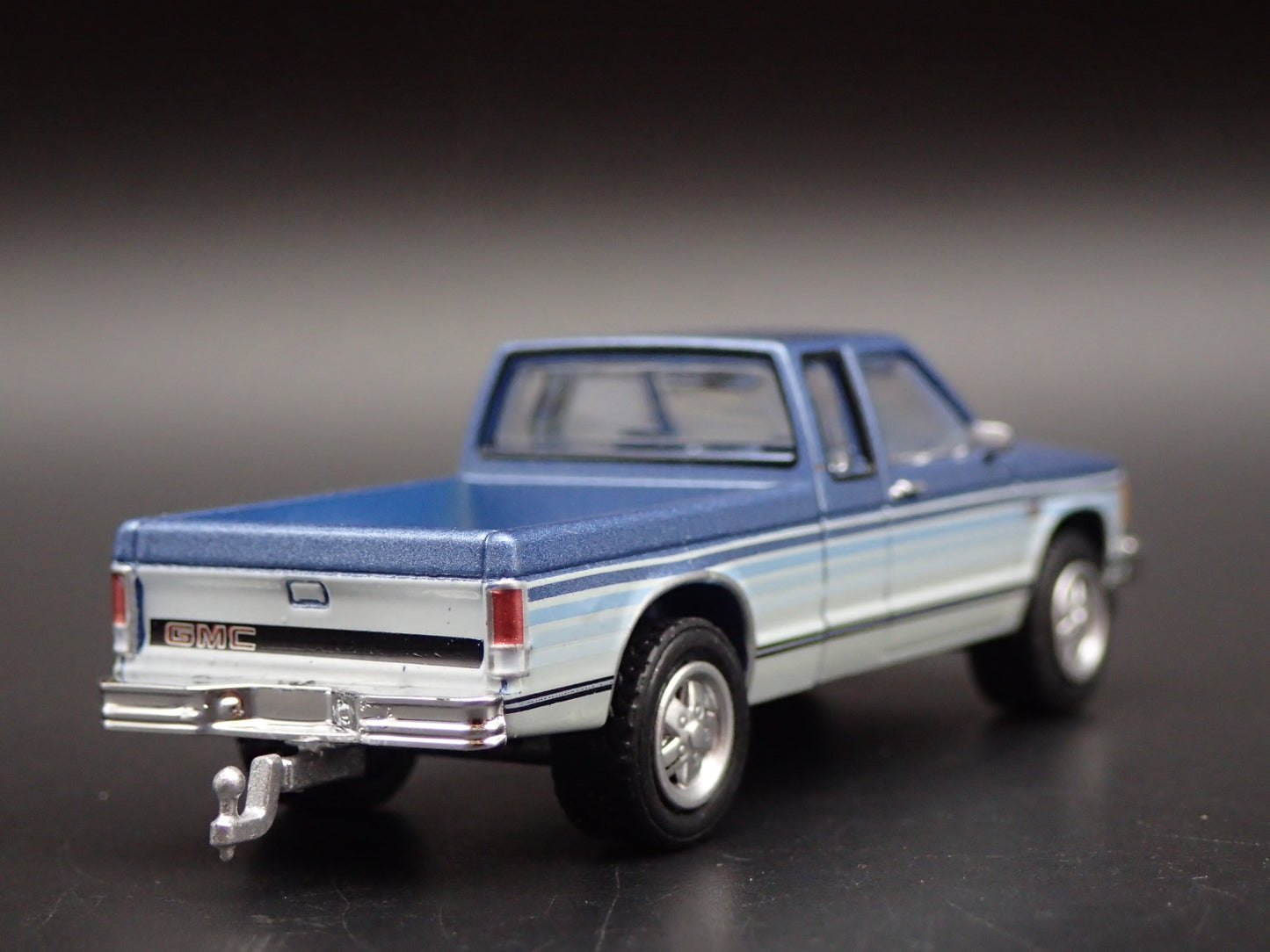 1988 GMC S15 SIERRA PICKUP TRUCK SQUAREBODY W HITCH 1/64 SCALE DIECAST MODEL CAR