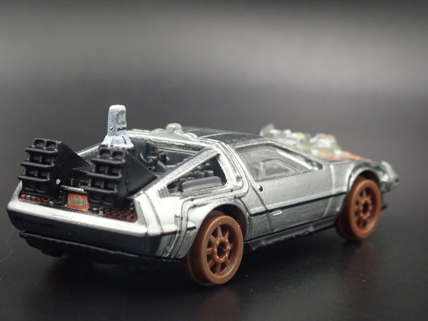 DeLorean BACK TO THE FUTURE III 3 TIME MACHINE RARE 1:64 SCALE DIECAST MODEL CAR