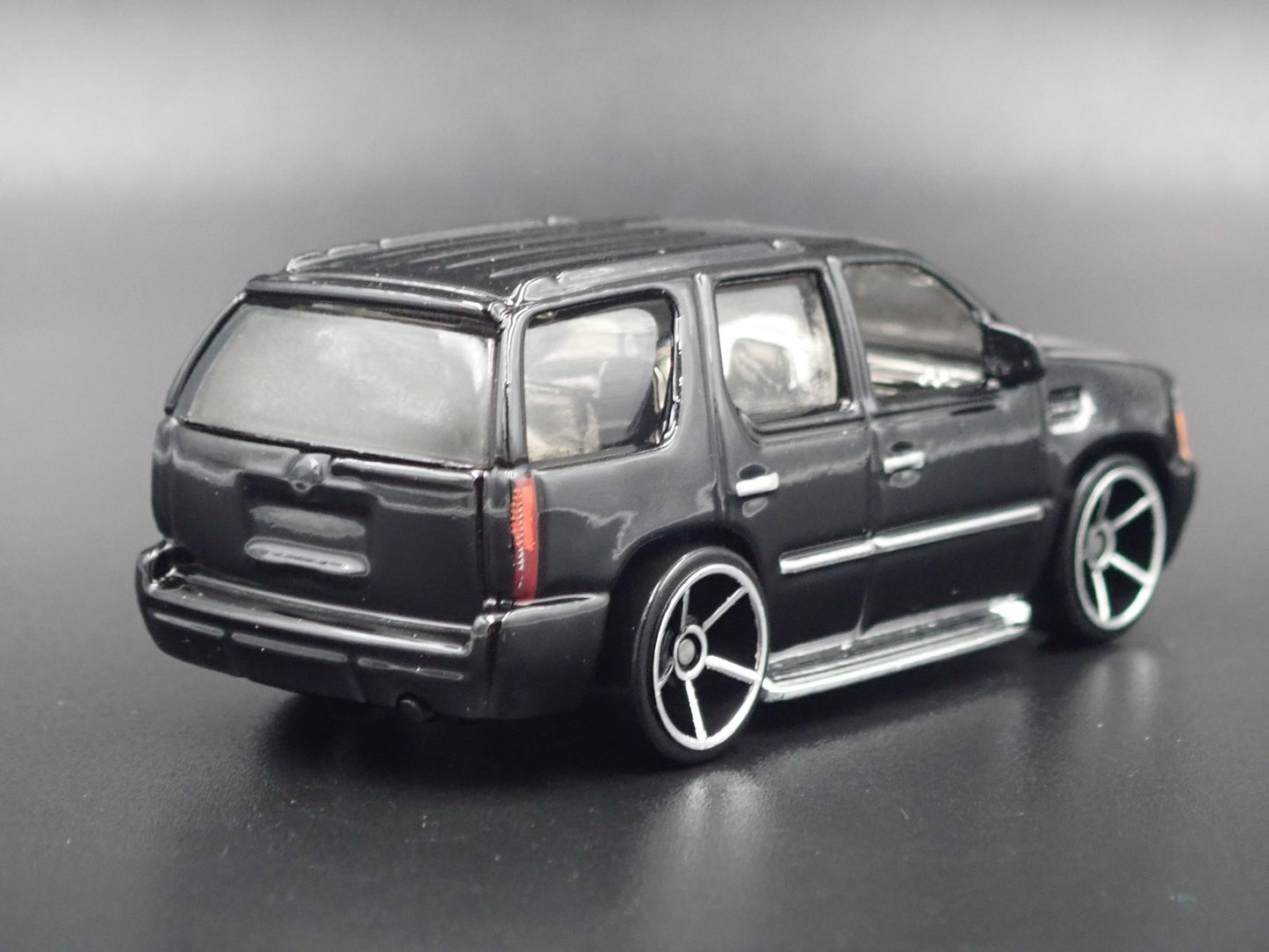 2007-2014 CADILLAC ESCALADE SUV 1:64 SCALE COLLECTIBLE DIORAMA DIECAST MODEL CAR