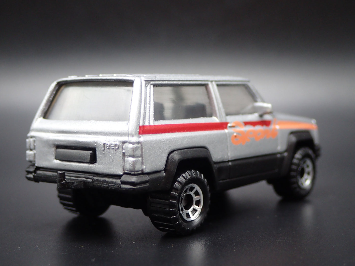 1984- 2001 JEEP CHEROKEE W/ HITCH 2 DOOR SILVER 1:64 SCALE DIECAST MODEL CAR
