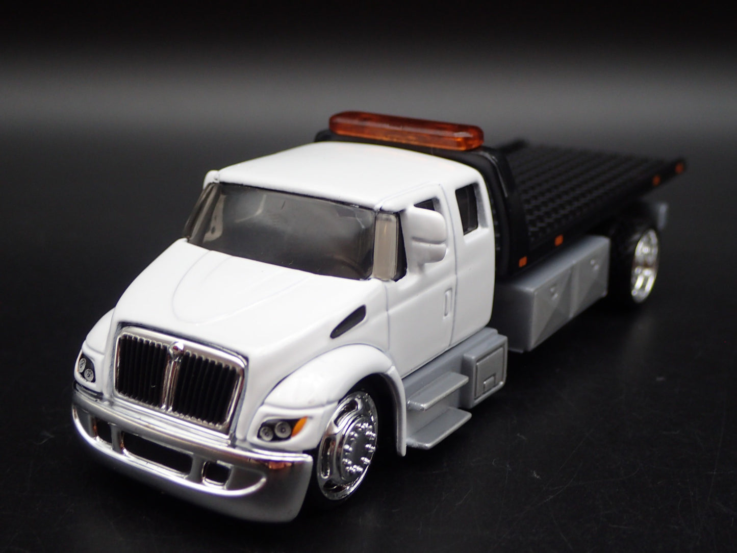INTERNATIONAL DURASTAR FLATBED TOW TRUCK WRECKER 1/64 SCALE DIECAST MODEL CAR