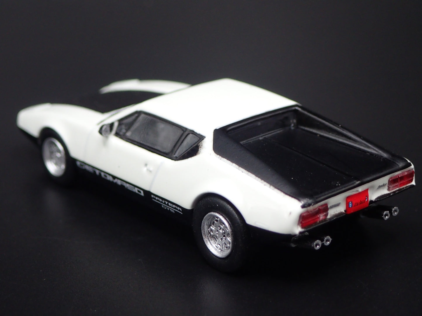 1972 72 DE TOMASO PANTERA WHITE 1:64 SCALE COLLECTIBLE DIORAMA DIECAST MODEL CAR