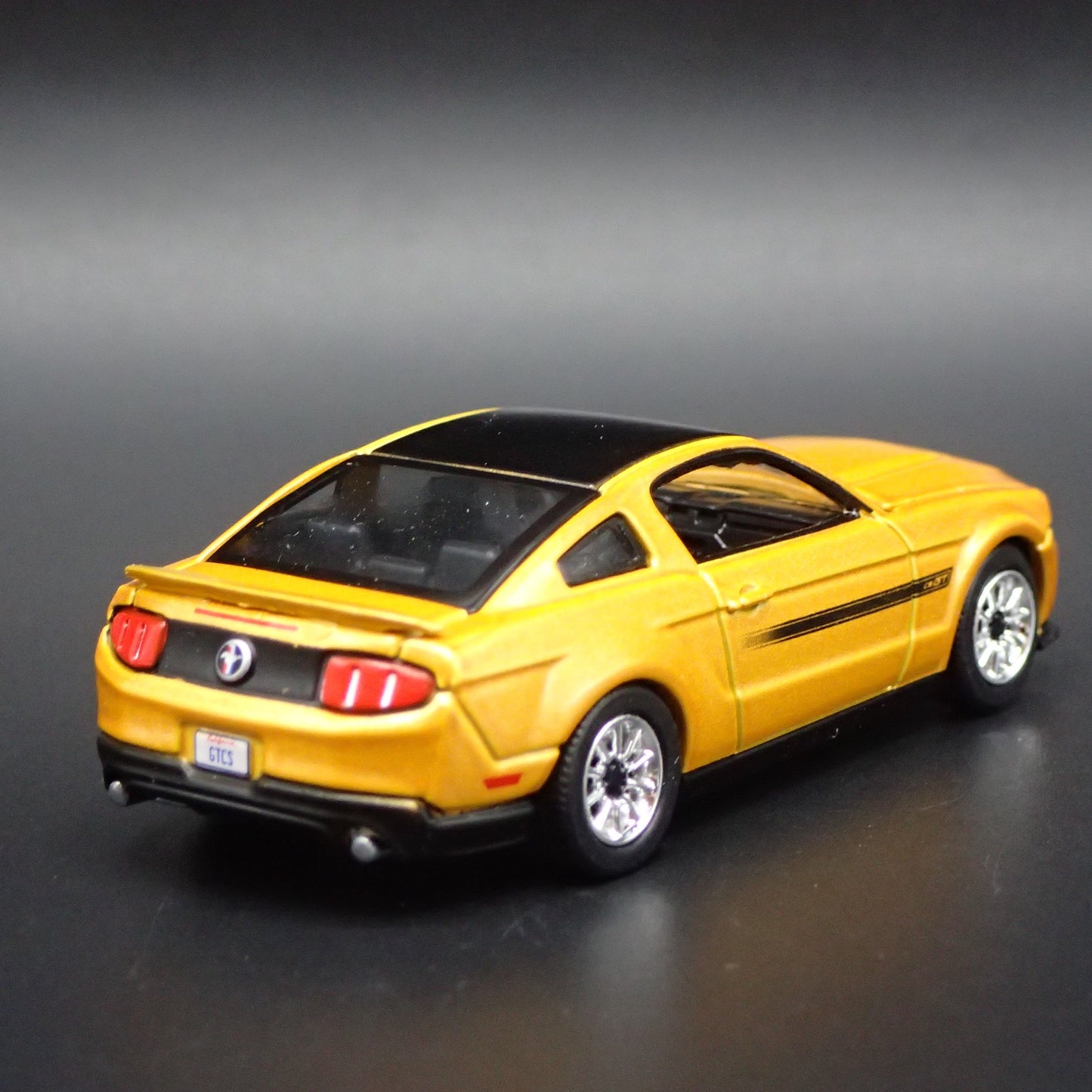 2012 12 FORD MUSTANG GT/CS 1/64 SCALE COLLECTIBLE DIORAMA DIECAST MODEL CAR