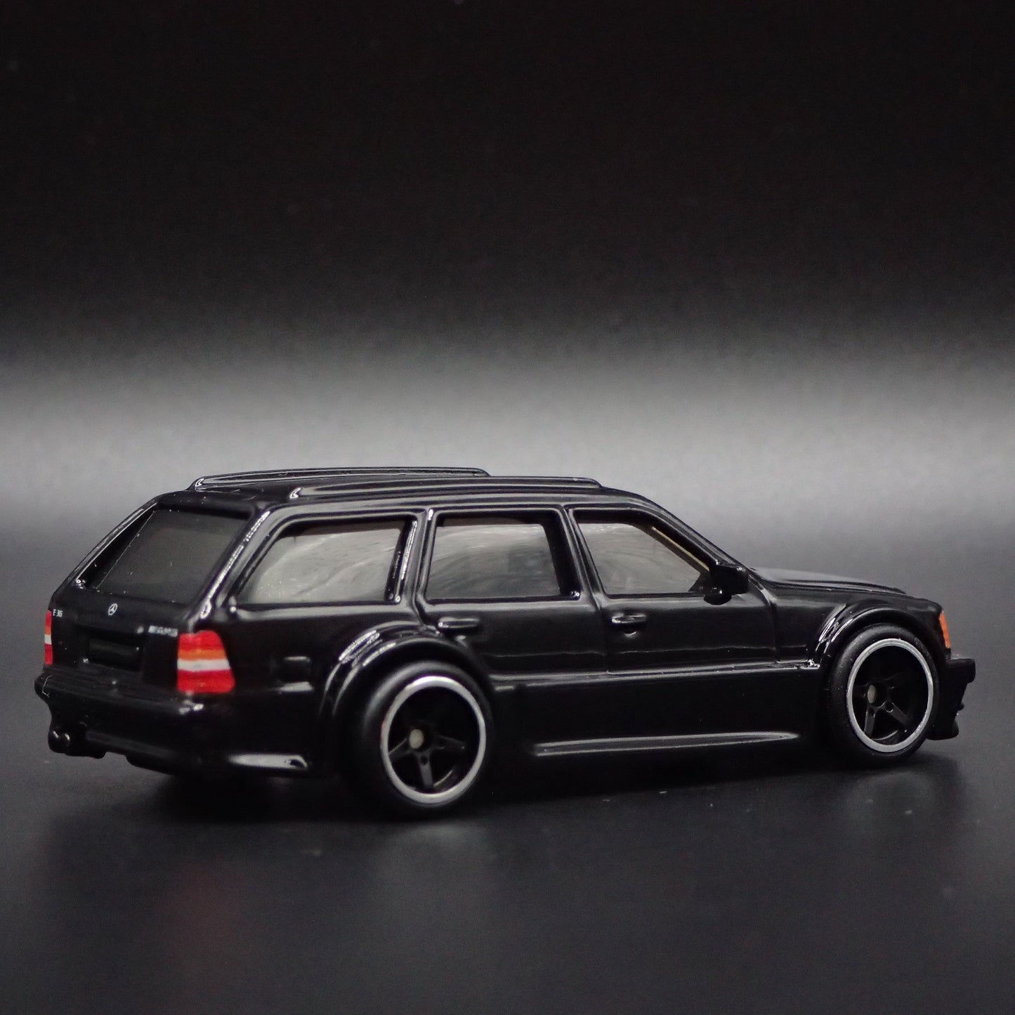 MERCEDES-BENZ E 36 ESTATE STATION WAGON SPECIAL ED 1:64 SCALE DIECAST MODEL CAR