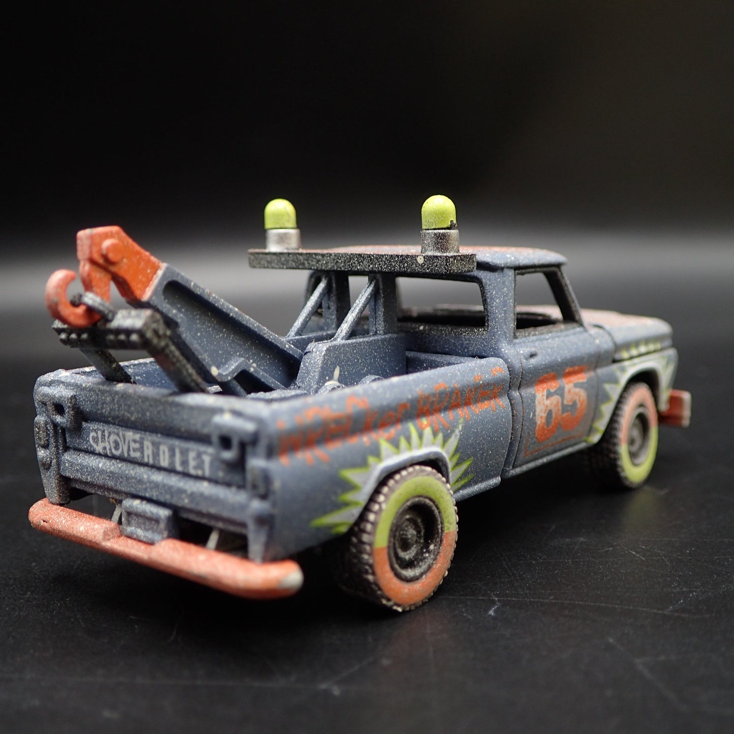 1965 CHEVROLET TOW TRUCK DEMOLITION DERBY BARN FIND 1:64 SCALE DIECAST MODEL CAR