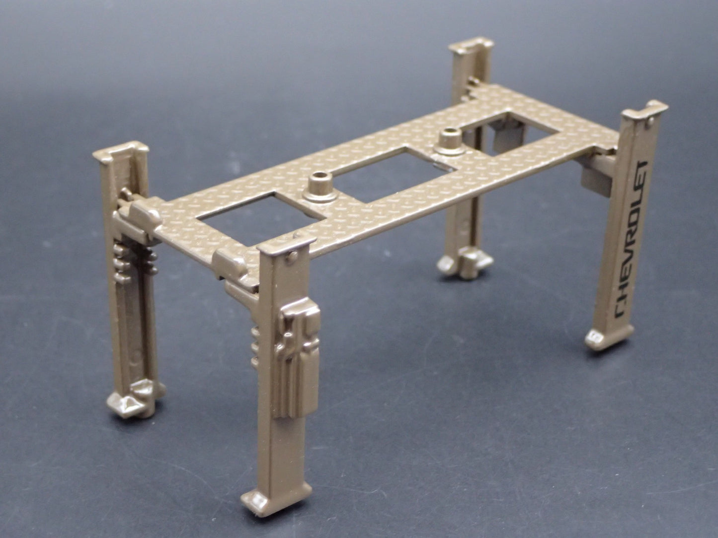 CHEVY 1:64 SCALE AUTO SHOP MECHANIC GARAGE 4 POST CAR LIFT DIORAMA MODEL DIECAST