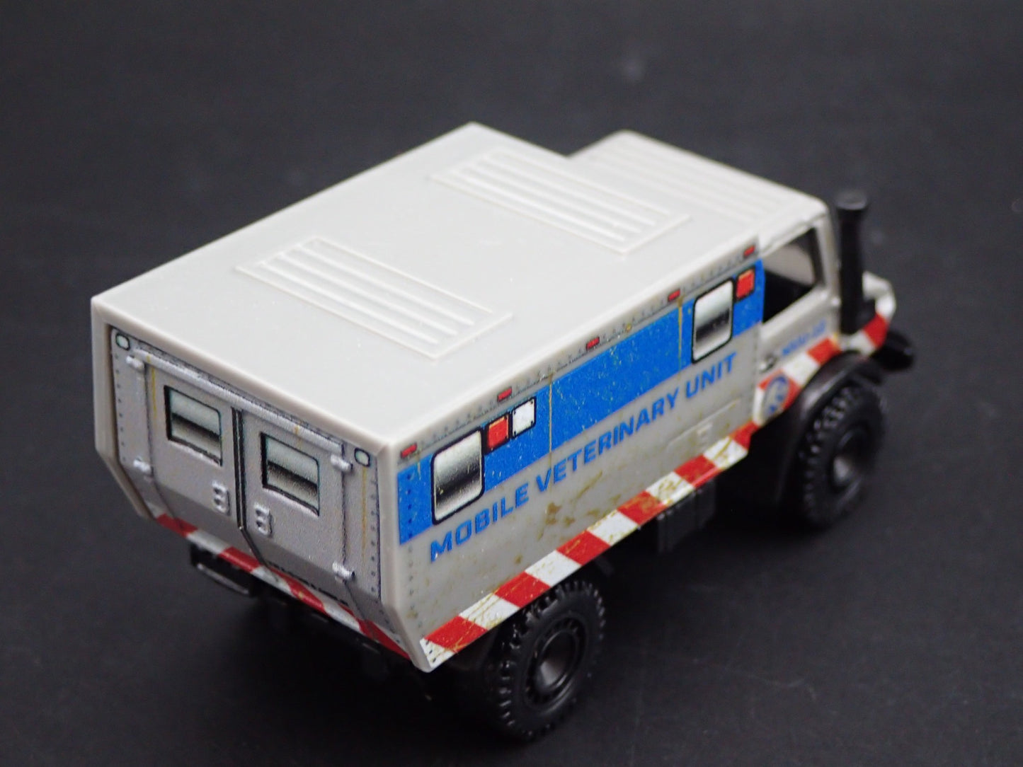 MERCEDES-BENZ UNIMOG U 1300L JURASSIC WORLD VET UNIT 1:64 SCALE DIECAST MODEL