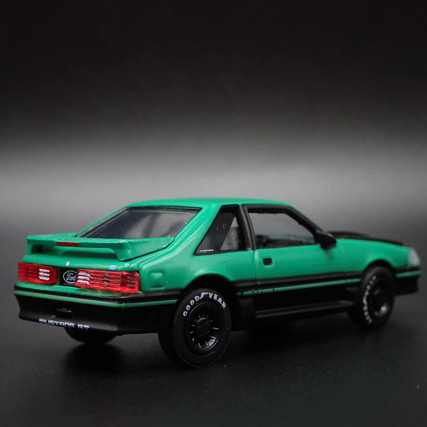 1987 87 FORD MUSTANG GT FOX BODY 1:64 SCALE DISPLAY DIORAMA DIECAST MODEL CAR