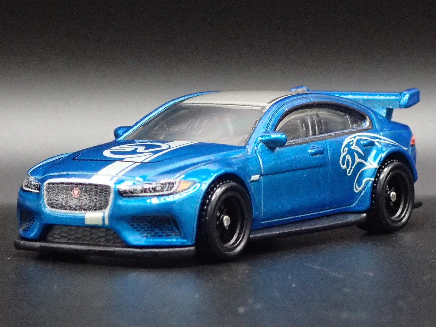 2017-2018 JAGUAR XE SV PROJECT 8 BLUE 1:64 SCALE DIORAMA DIECAST MODEL CAR