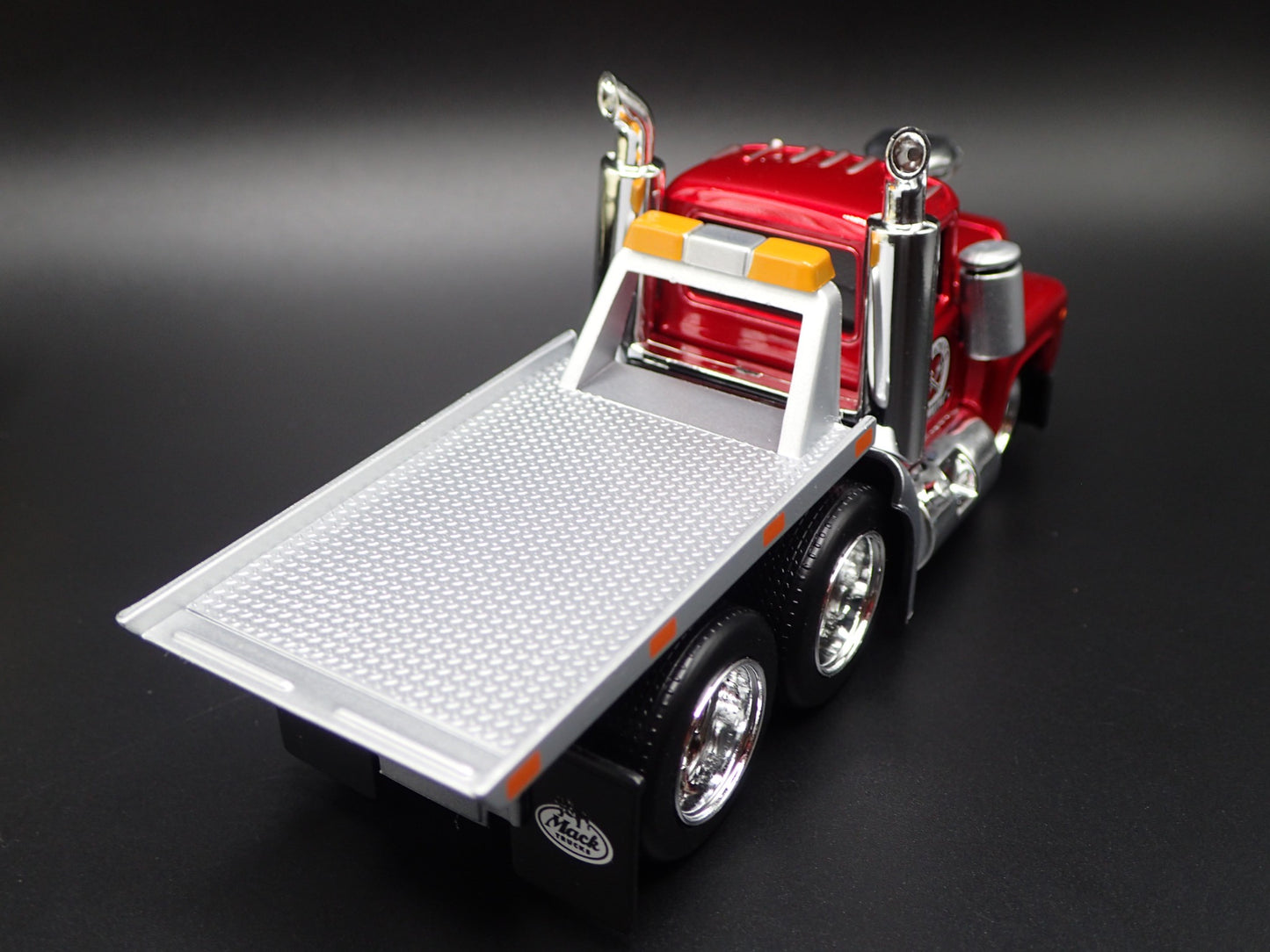 1980 80 MACK R685ST FLATBED TOW TRUCK 1:64 SCALE COLLECTIBLE DIECAST MODEL CAR