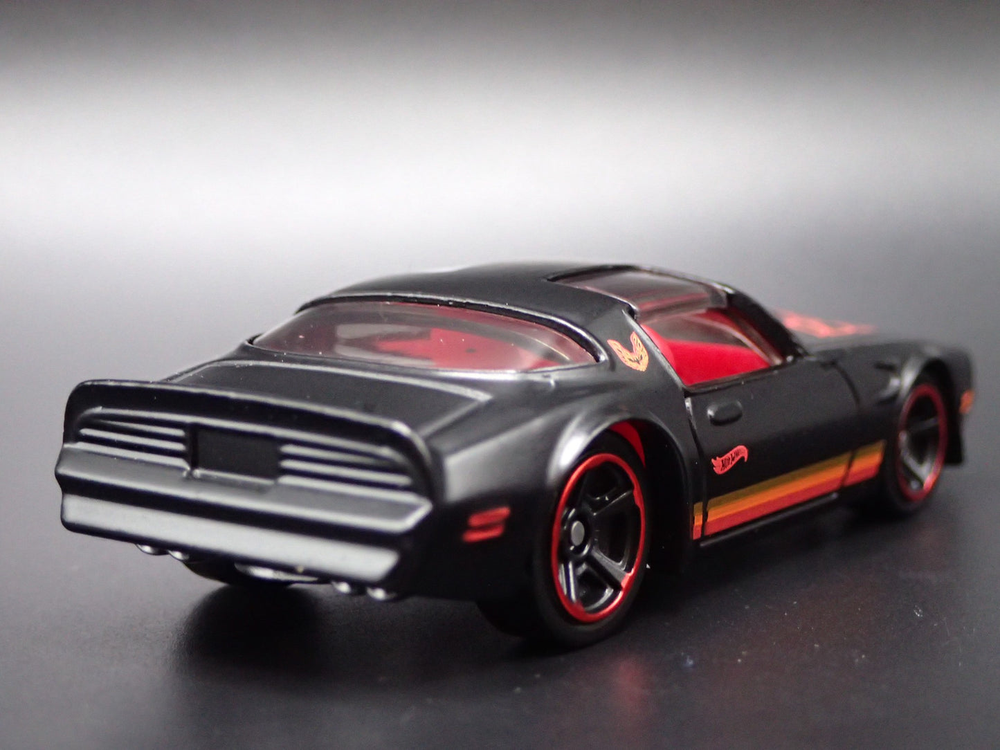 1977 77 PONTIAC FIREBIRD TA T/A 1:64 SCALE COLLECTIBLE DIORAMA DIECAST MODEL CAR