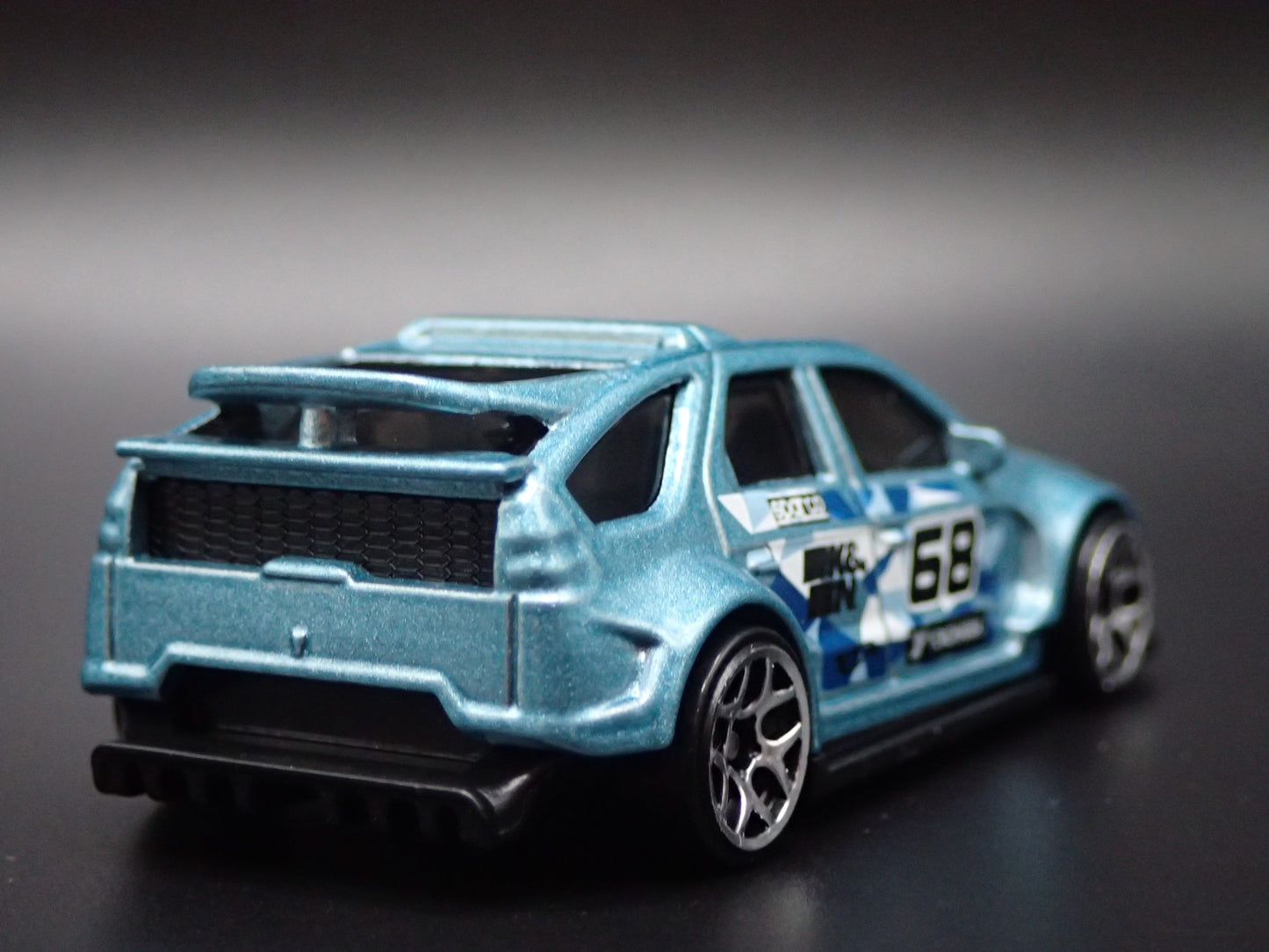 2001-2005 PONTIAC AZTEK BLUE 1:64 SCALE COLLECTIBLE DIORAMA DIECAST MODEL CAR