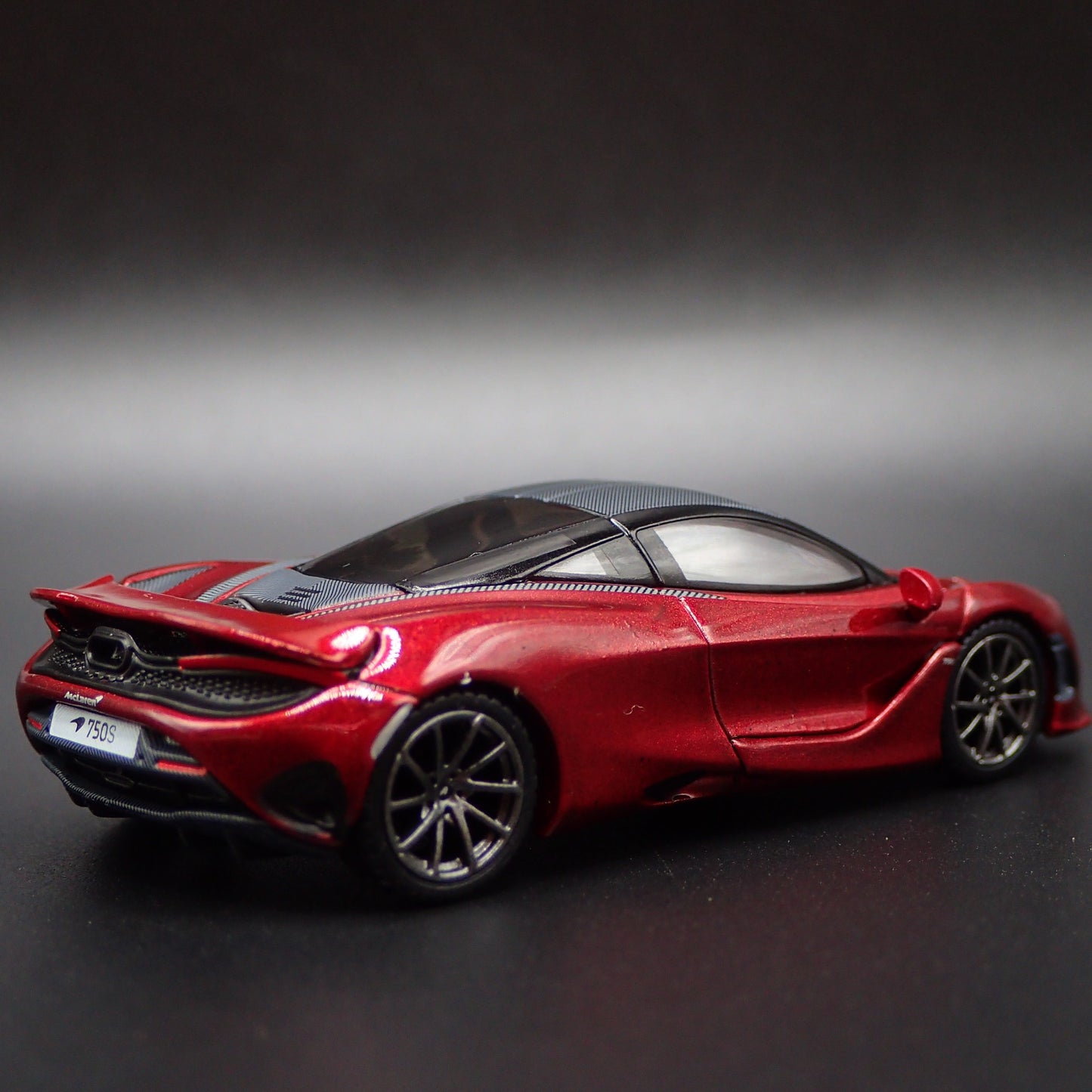 2023-2025 MCLAREN 750S SUPERCAR 1:64 SCALE COLLECTIBLE DIORAMA DIECAST MODEL CAR
