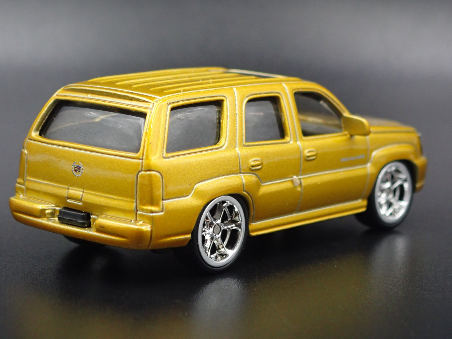 2002-2006 CADILLAC CADDY ESCALADE GOLD RARE 1:64 SCALE DIORAMA DIECAST MODEL CAR