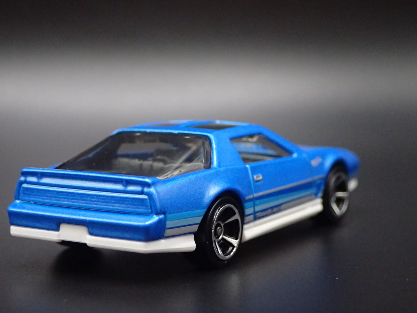1984 84 PONTIAC FIREBIRD TRANS AM TA BLUE 1:64 SCALE DIORAMA DIECAST MODEL CAR