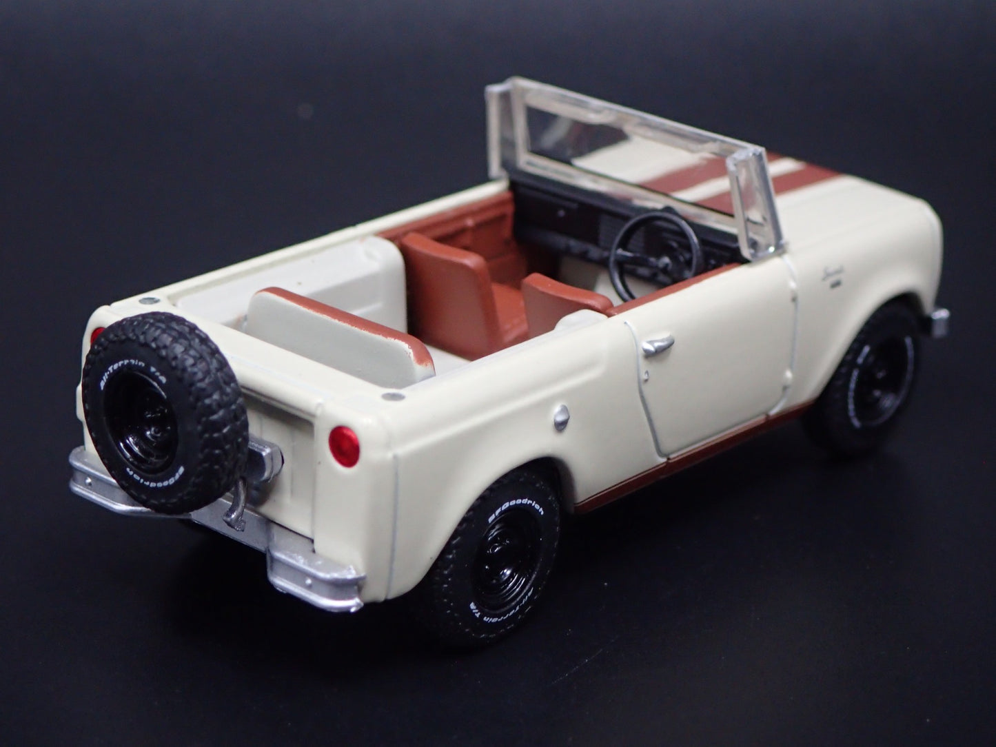 1967 67 INTERNATIONAL HARVESTER SCOUT CREAM 1:64 SCALE DIORAMA DIECAST MODEL CAR