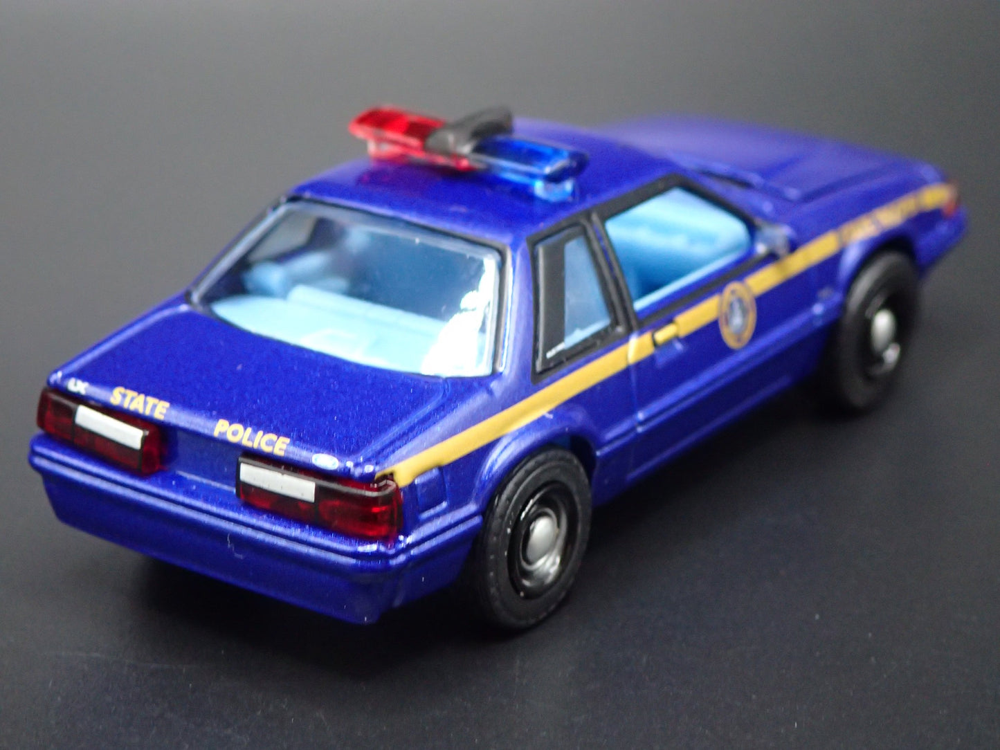 1988 88 FORD MUSTANG NEW YORK STATE POLICE 1:64 SCALE DIORAMA DIECAST MODEL CAR