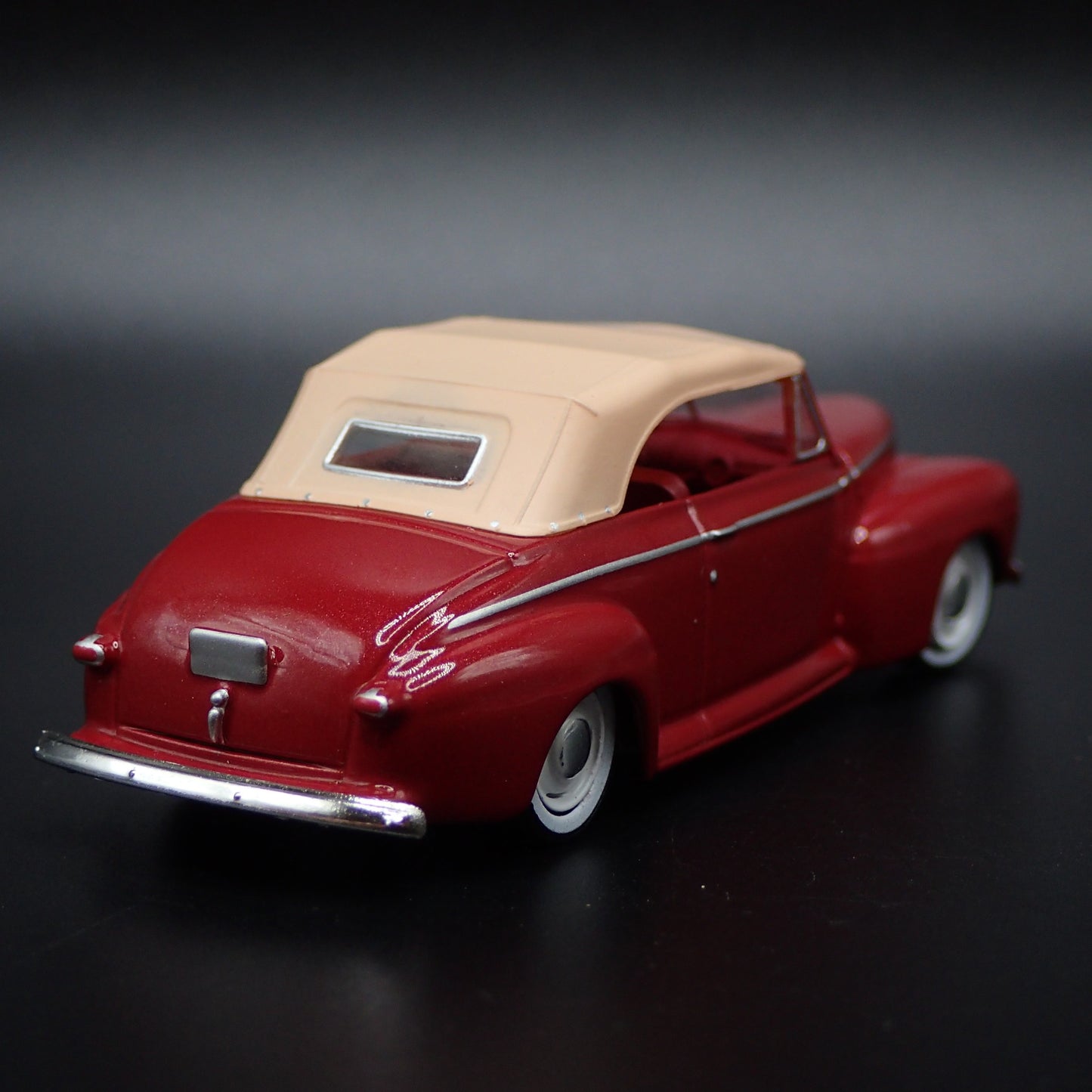 1946 46 FORD SUPER DE LUXE CONVERTIBLE 1:64 SCALE COLLECTIBLE DIECAST MODEL CAR