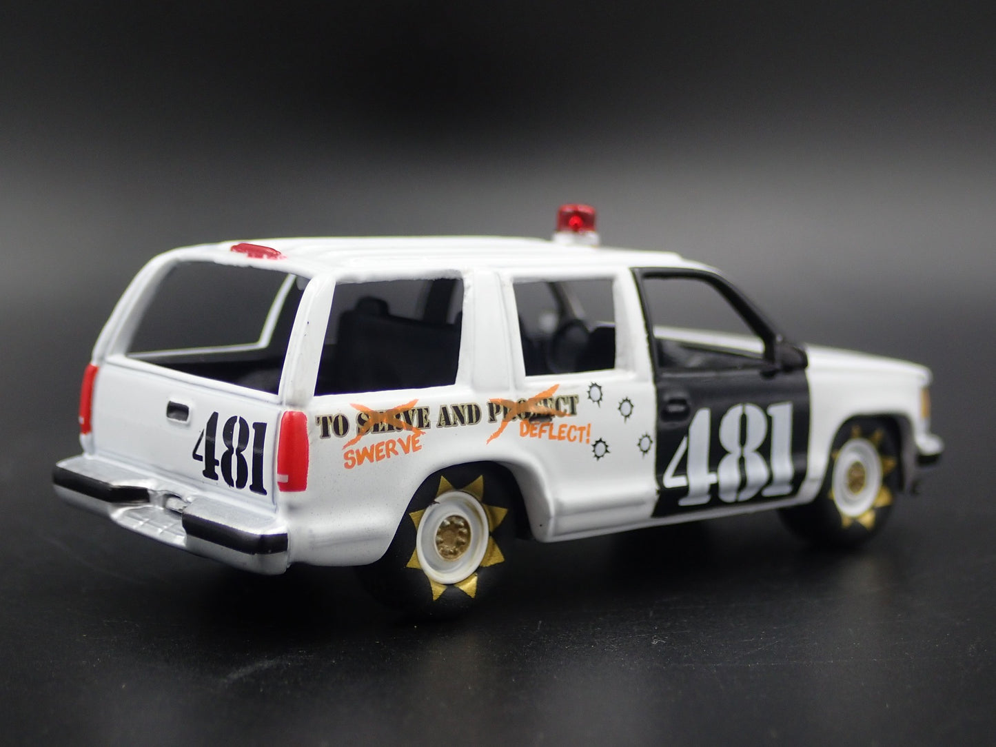 1995-2000 CHEVY CHEVROLET TAHOE POLICE DEMOLITION DERBY 1:64 DIECAST MODEL CAR