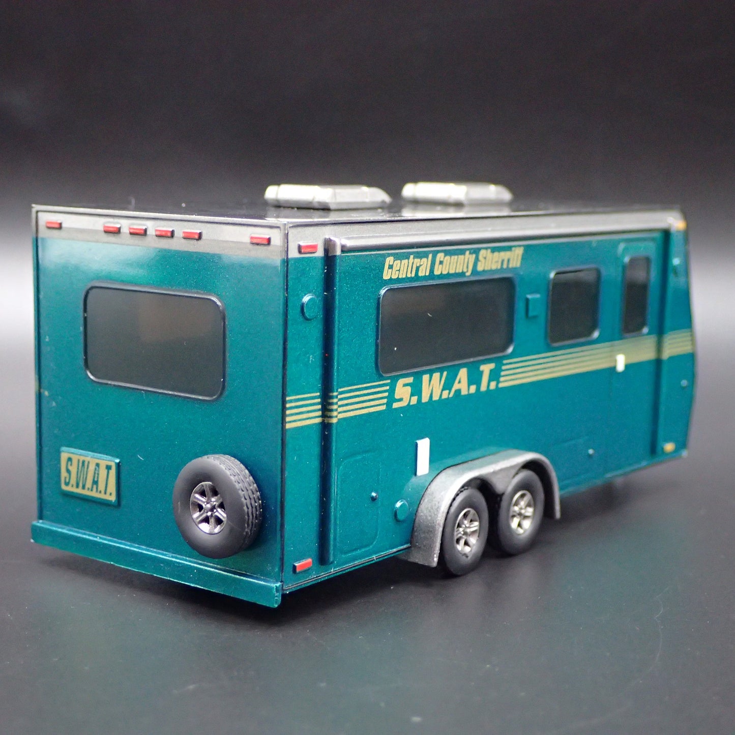 CENTRAL COUNTY SHERIFF SWAT POLICE MOBILE CAMPER 1:64 SCALE DIORAMA MODEL CAR
