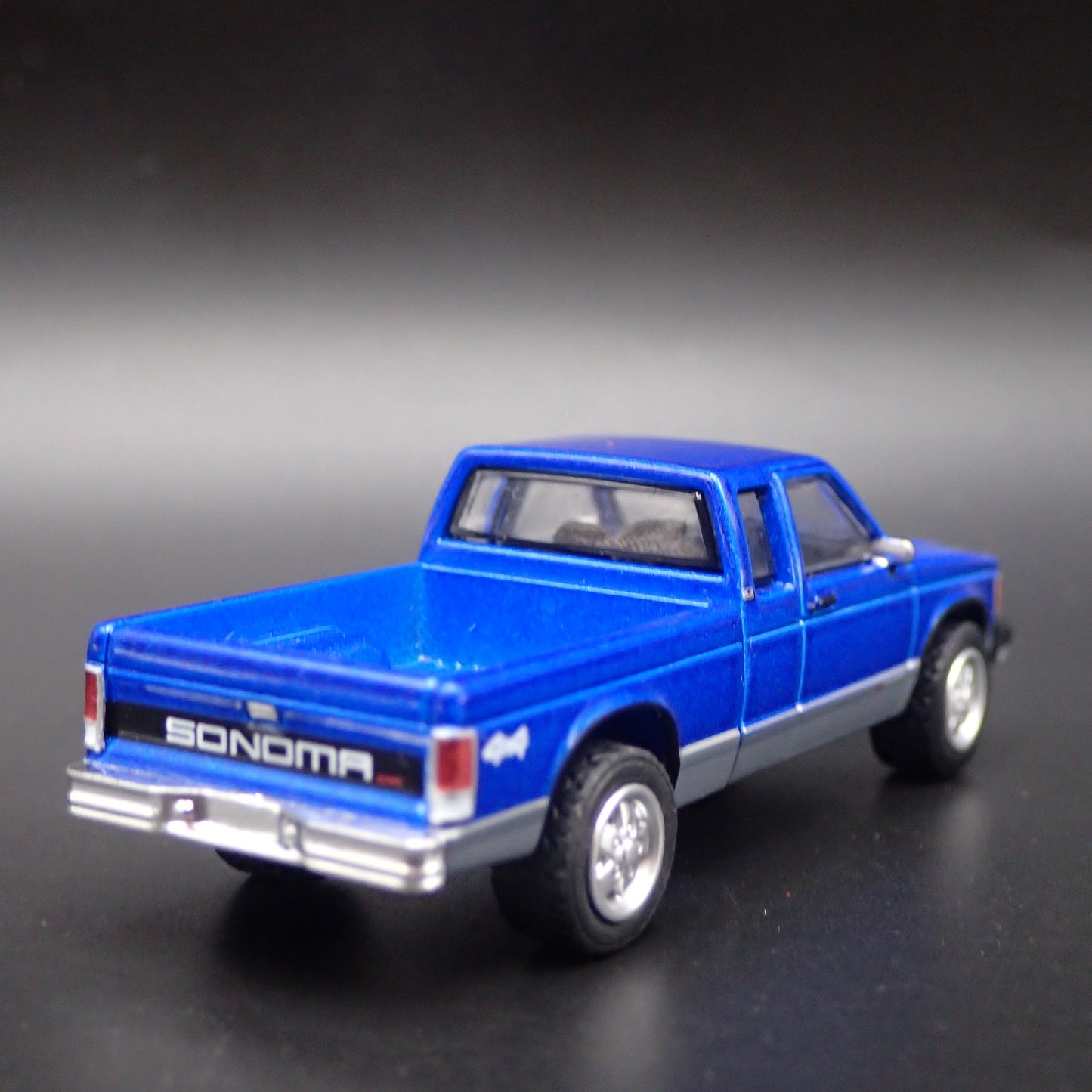1982-1993 GMC SONOMA PICKUP TRUCK OBS BLUE 1:64 SCALE DIORAMA DIECAST MODEL CAR