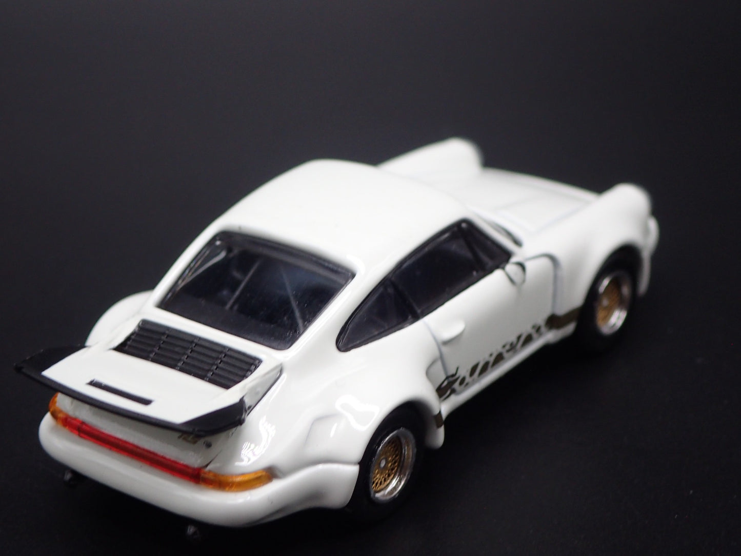 PORSCHE 911 CARRERA RSR 3.0 WHITE 1:64 SCALE DIORAMA DIECAST MODEL CAR