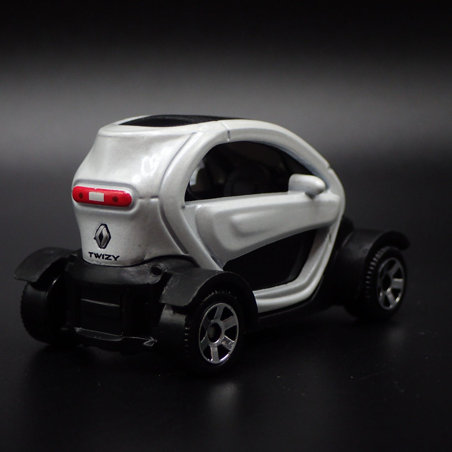 2012-2023 RENAULT TWIZY WHITE 1:64 SCALE COLLECTIBLE DIORAMA DIECAST MODEL CAR