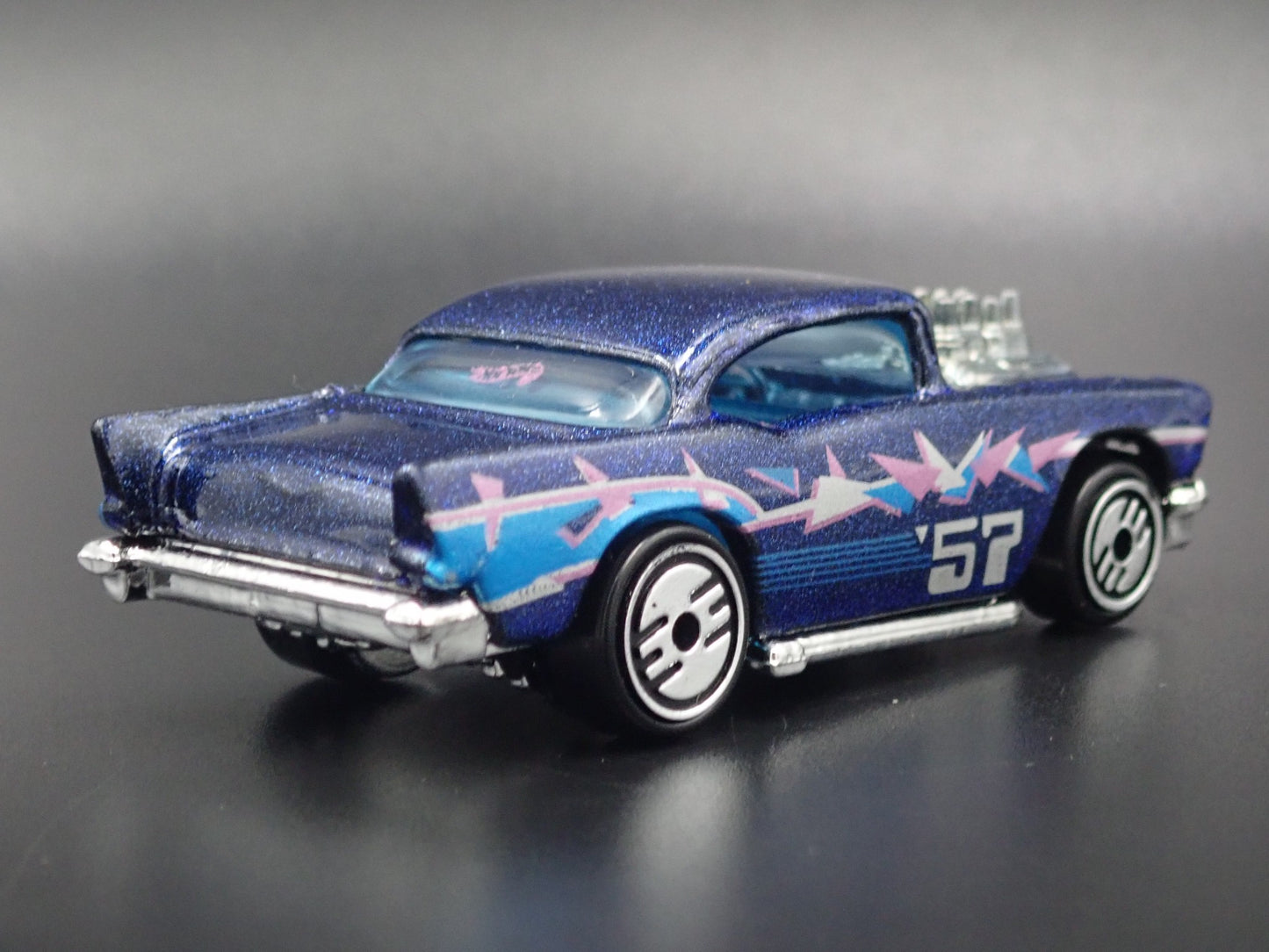 1957 57 CHEVY CHEVROLET BEL AIR 1:64 SCALE COLLECTIBLE DIORAMA DIECAST MODEL CAR