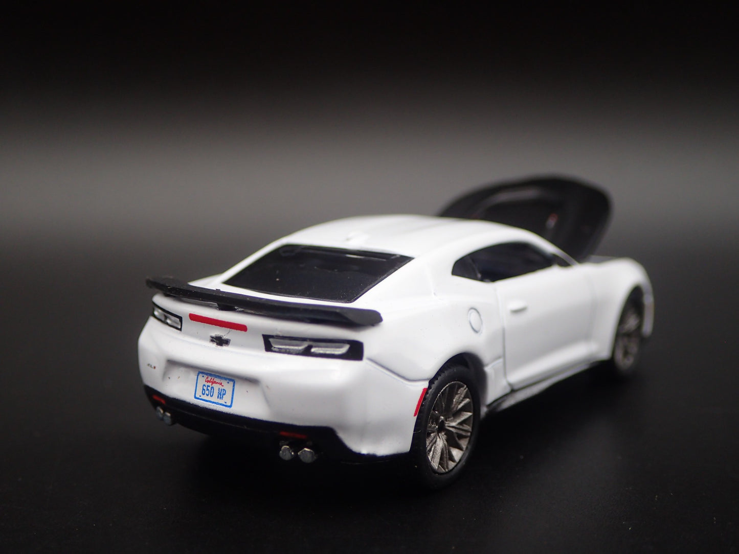 2019 19 CHEVY CHEVROLET CAMARO ZL1 WHITE 1:64 SCALE DIORAMA DIECAST MODEL CAR