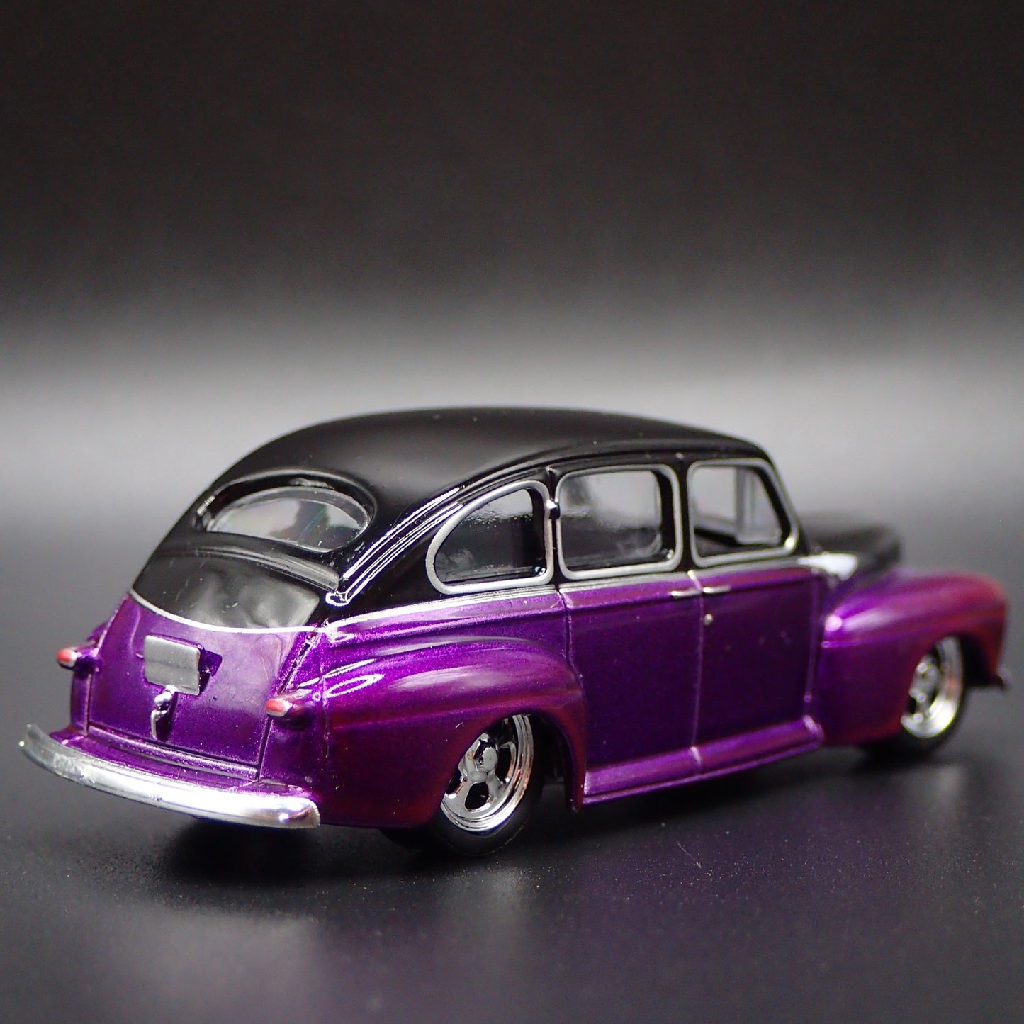 1946 46 FORD DELUXE 4 FOUR DOOR 1:64 SCALE COLLECTIBLE DIORAMA DIECAST MODEL CAR