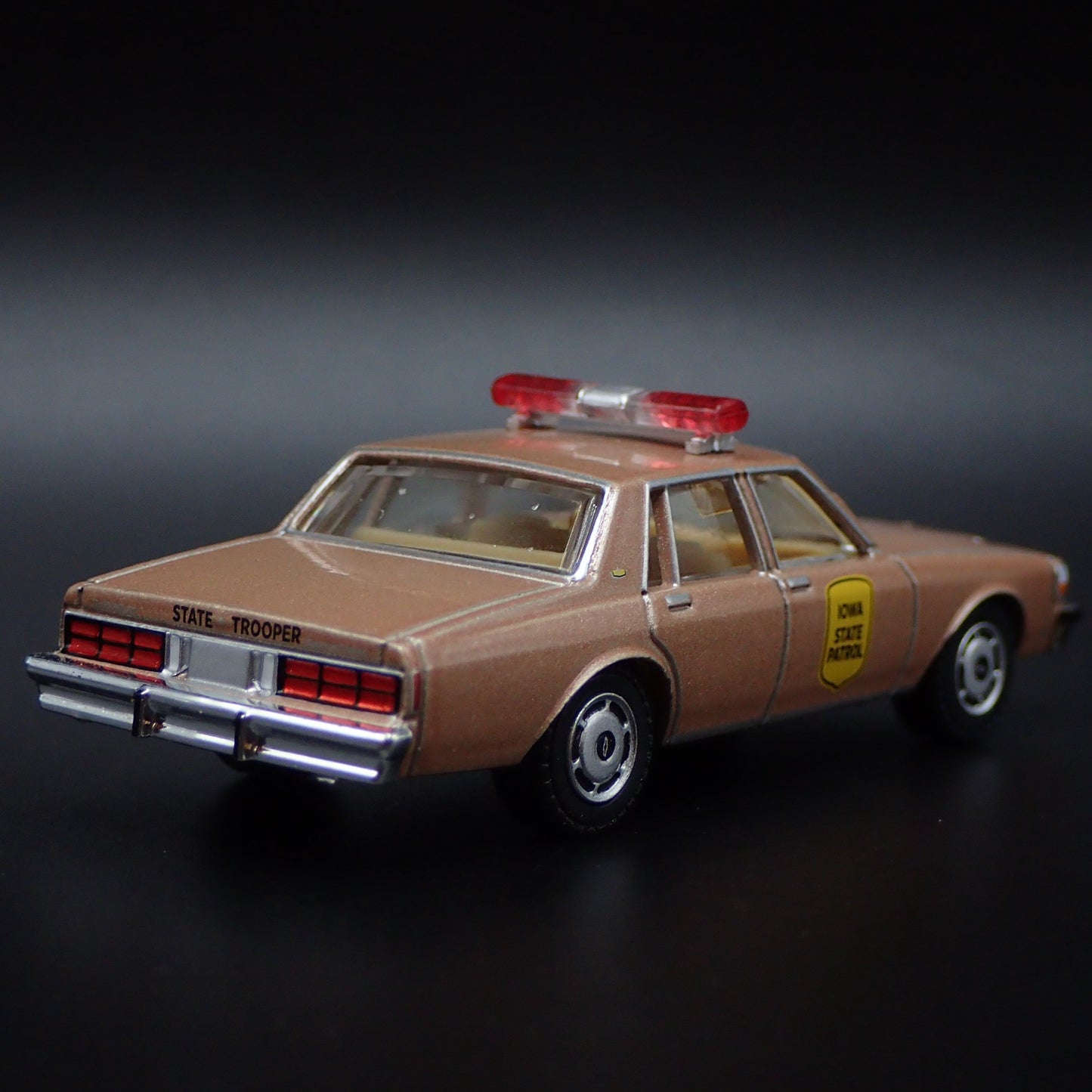 1987 87 CHEVY CHEVROLET CAPRICE IOWA STATE PATROL 1/64 SCALE DIECAST MODEL CAR