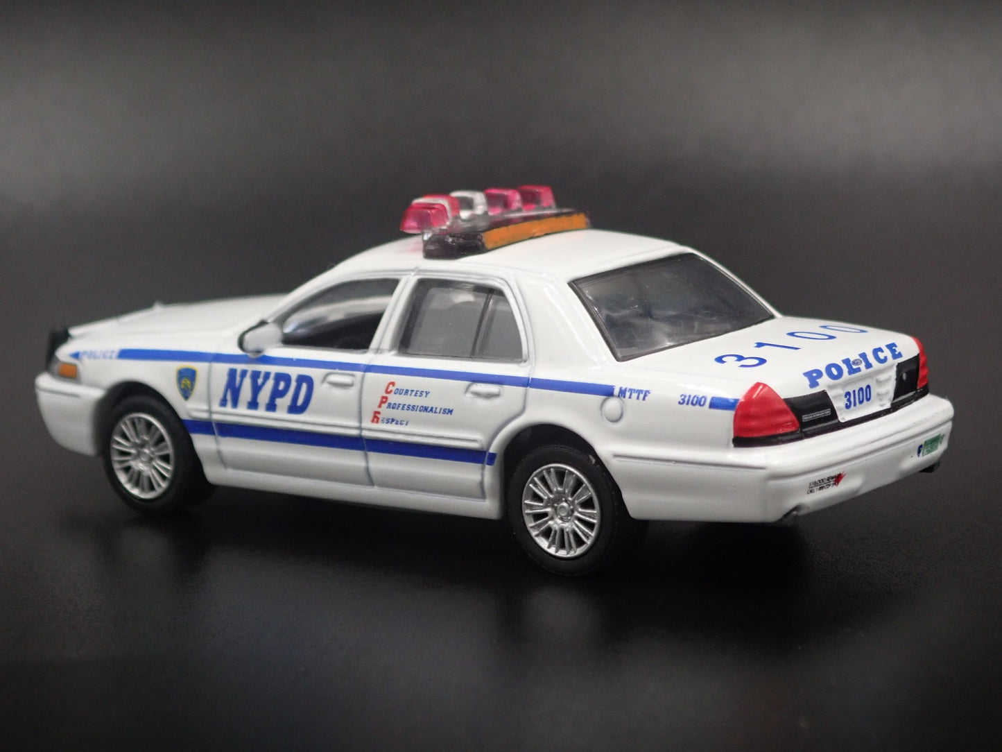 FORD CROWN VICTORIA INTERCEPTOR NYPD 1:64 SCALE DIORAMA DIECAST MODEL CAR