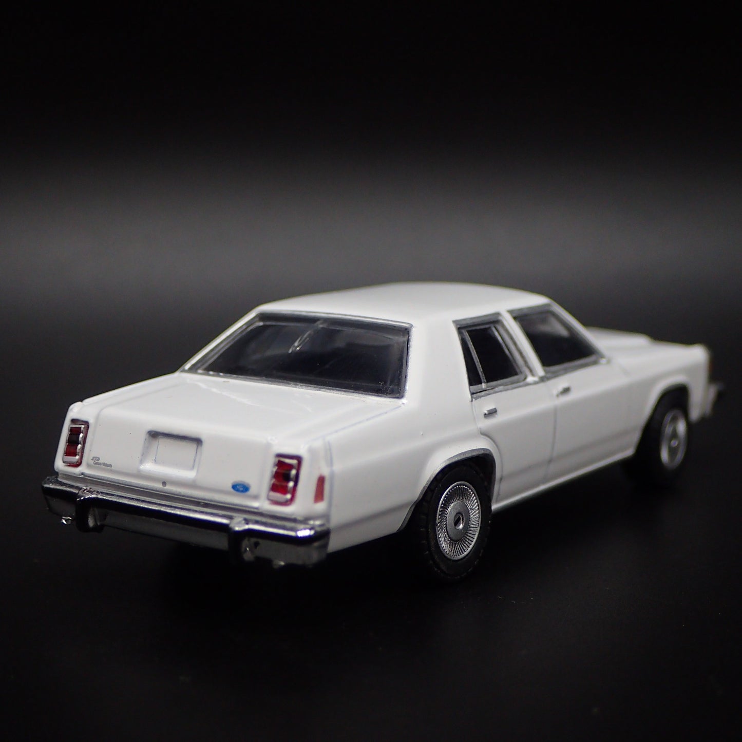 1980-1991 FORD LTD CROWN VICTORIA WHITE 1:64 SCALE COLLECTIBLE DIORAMA MODEL CAR