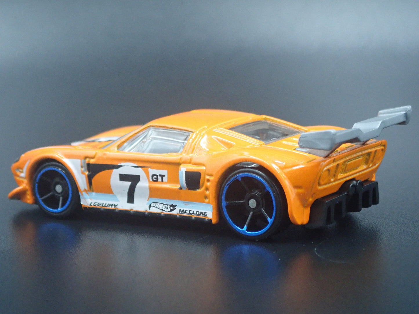 2005-2006 FORD GT LM ORANGE 1:64 SCALE COLLECTIBLE DIORAMA DIECAST MODEL CAR