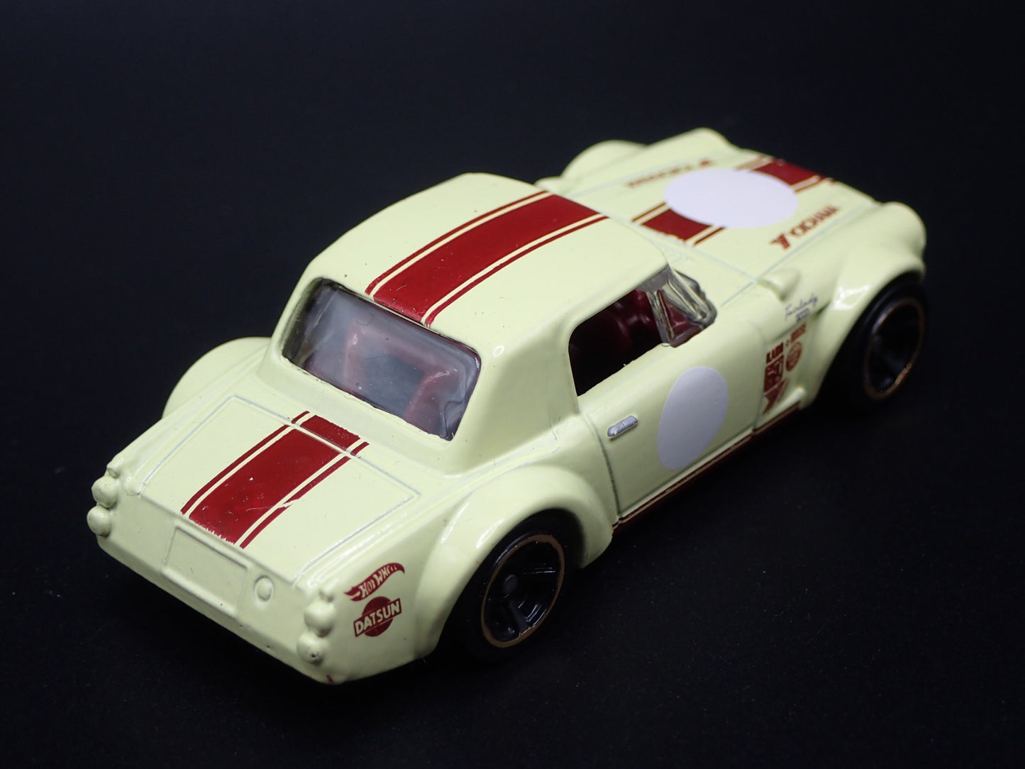 1967-1970 DATSUN FAIRLADY 2000 YOKOHAMA 1:64 SCALE DIORAMA DIECAST MODEL CAR